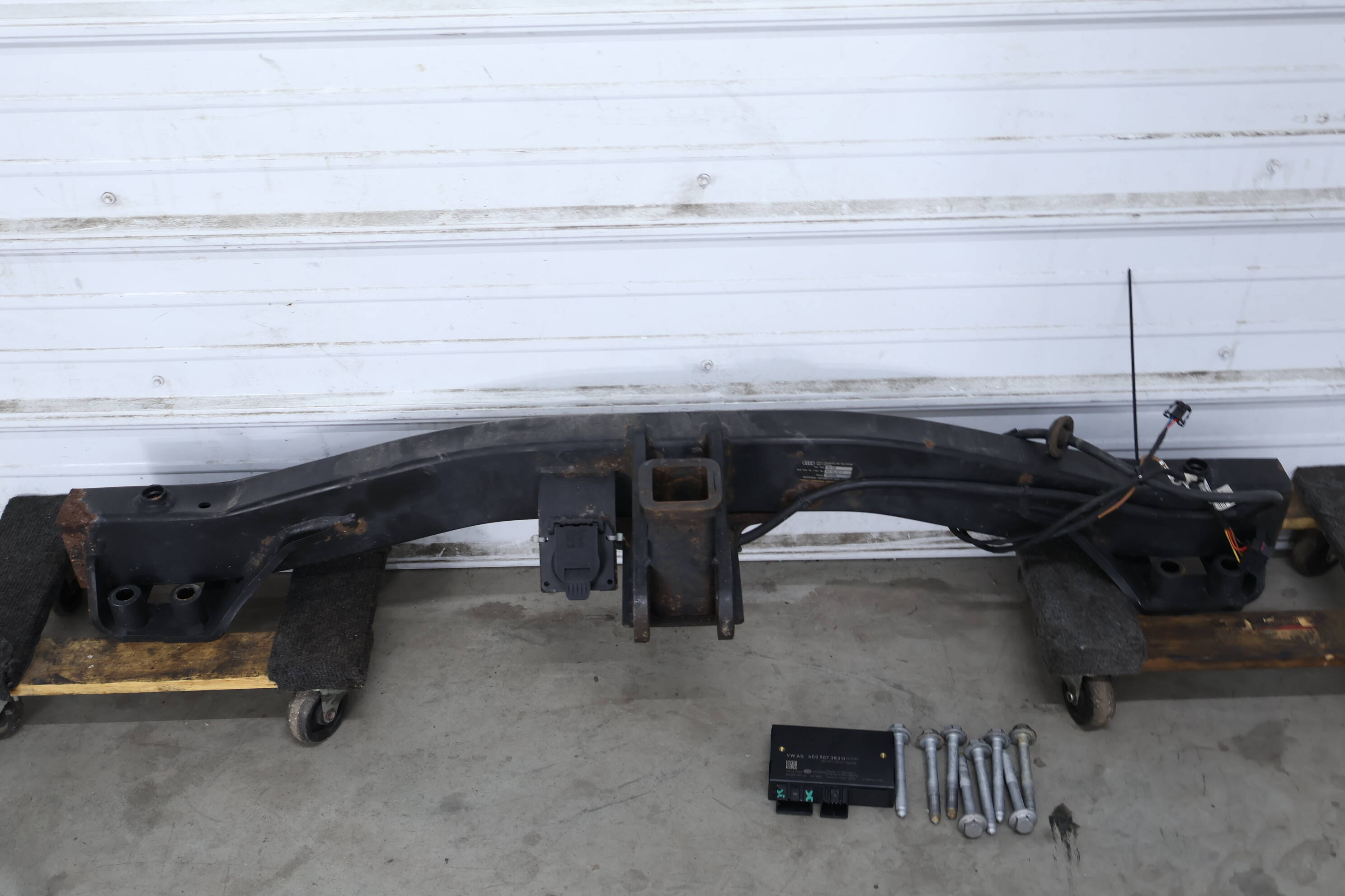 Bumper Reinforcement / Trailer Hitch Kit 4L0803921F