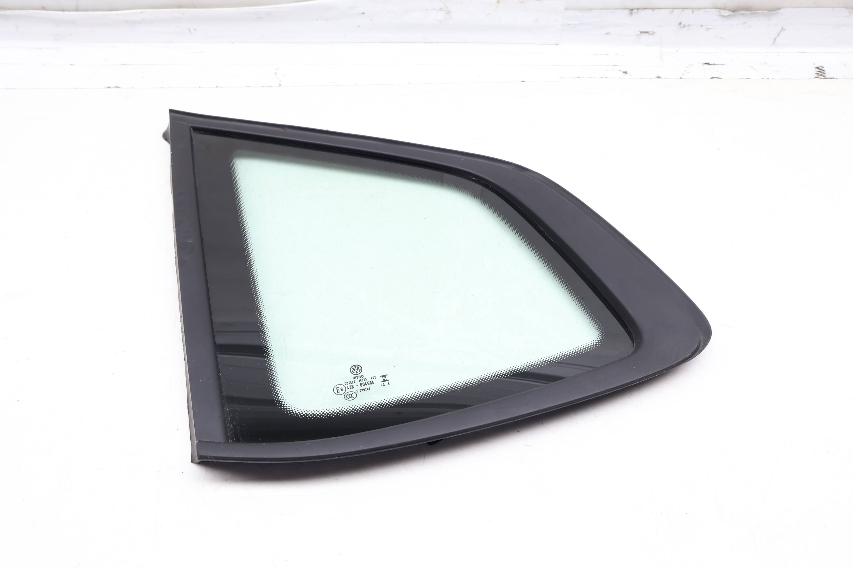 Side Quarter Window / Glass 2GJ845041G