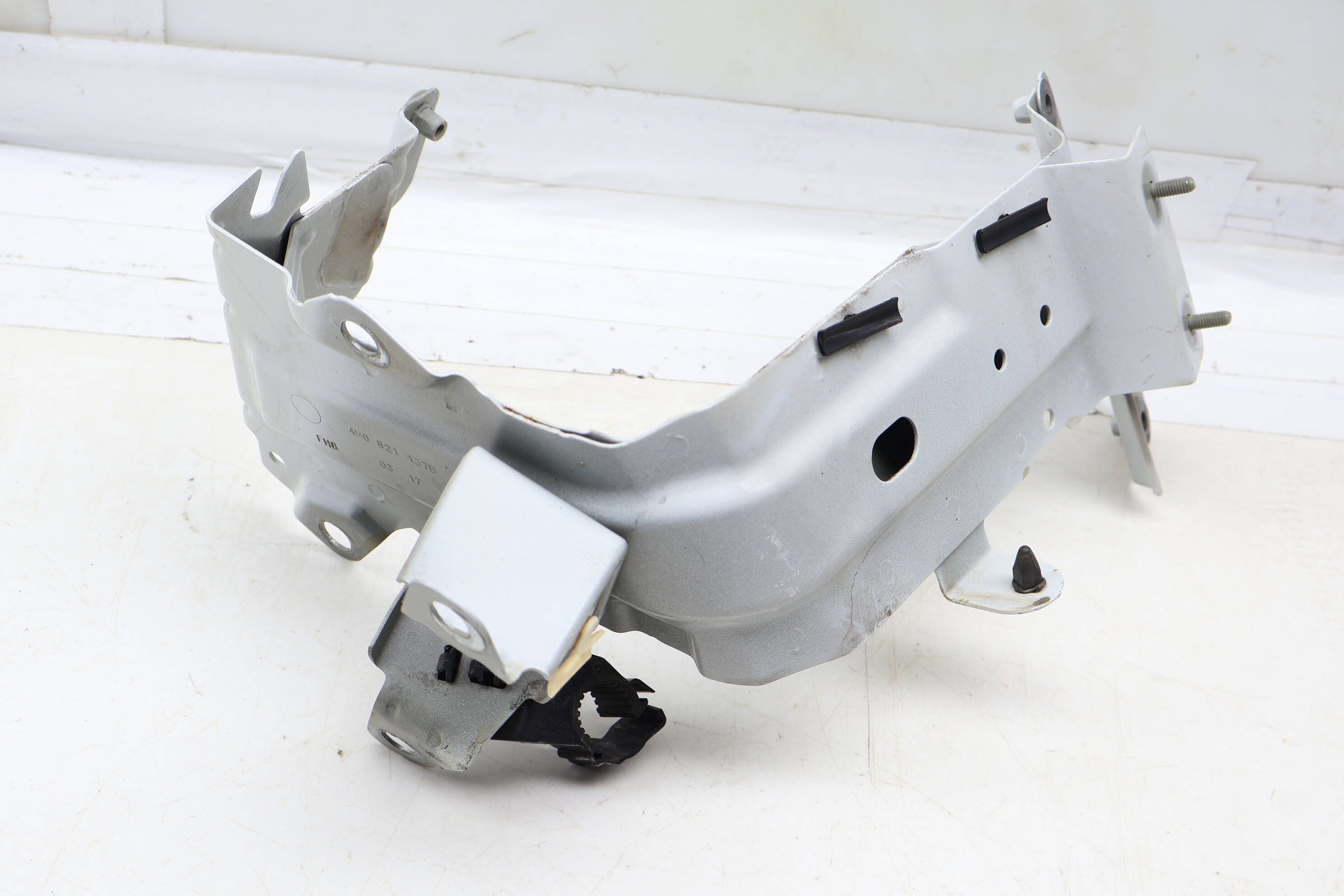 Fender Mount Bracket 4M0821137B