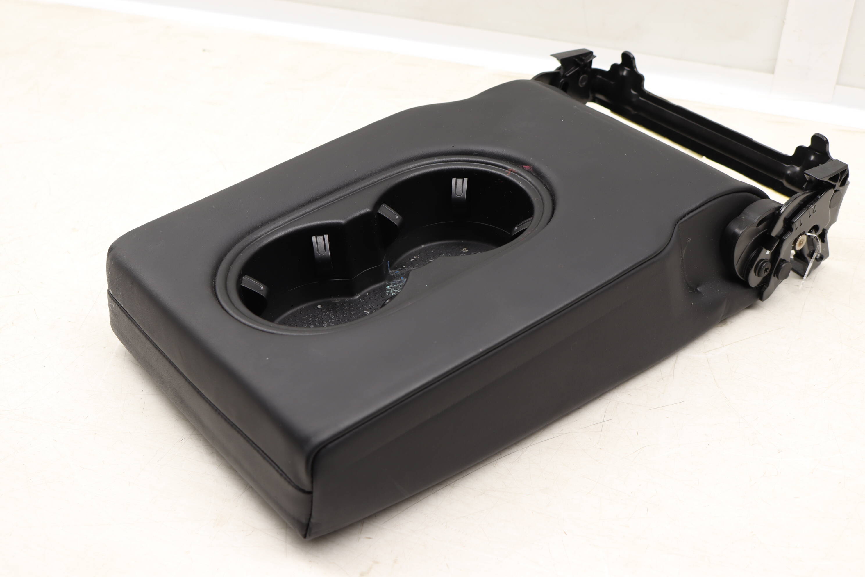 Seat Center Armrest / Cup Holder 7P5885081G 95852208110