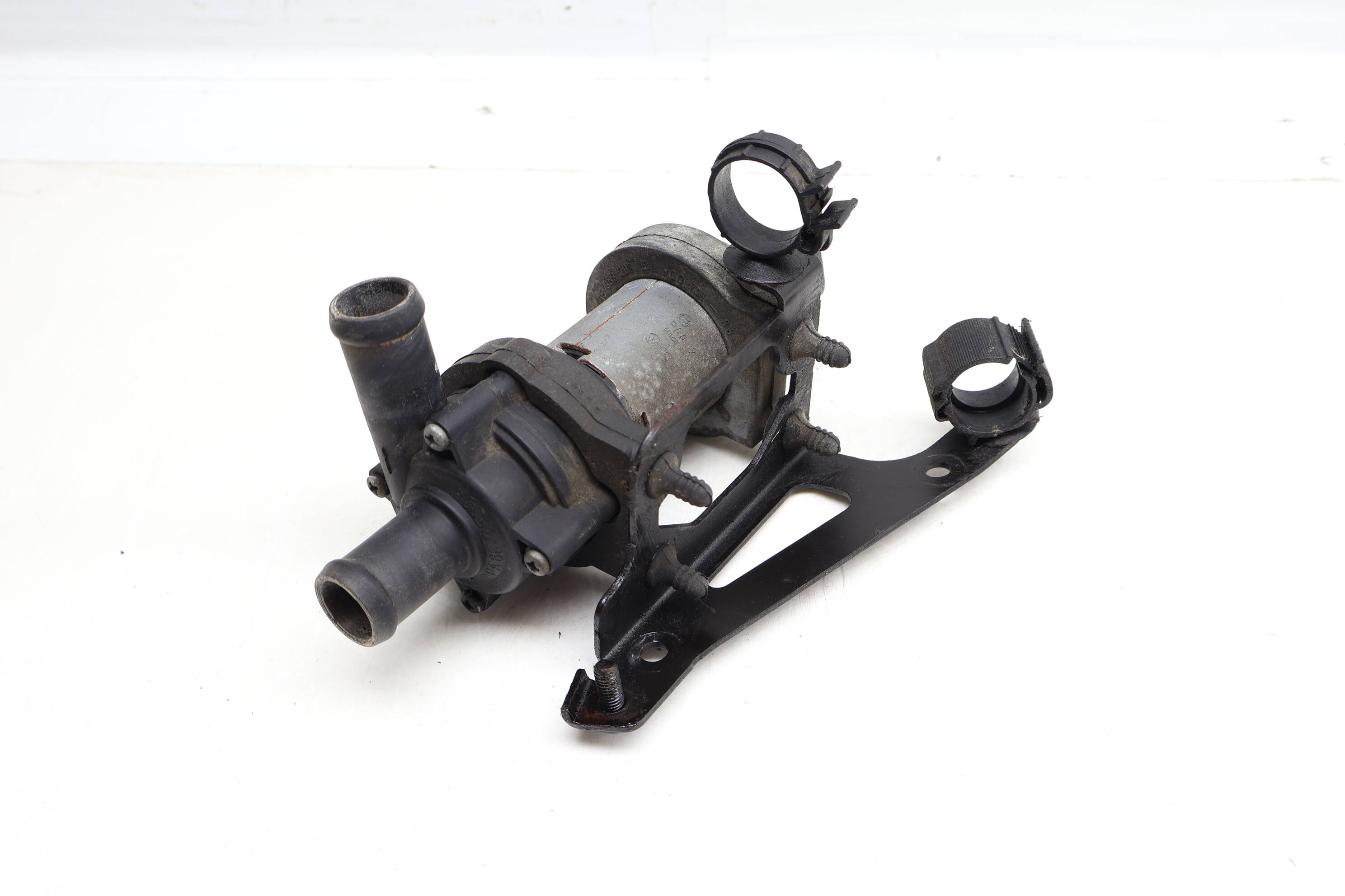 Auxiliary Coolant / Water Pump W/ Bracket 3D0965561D