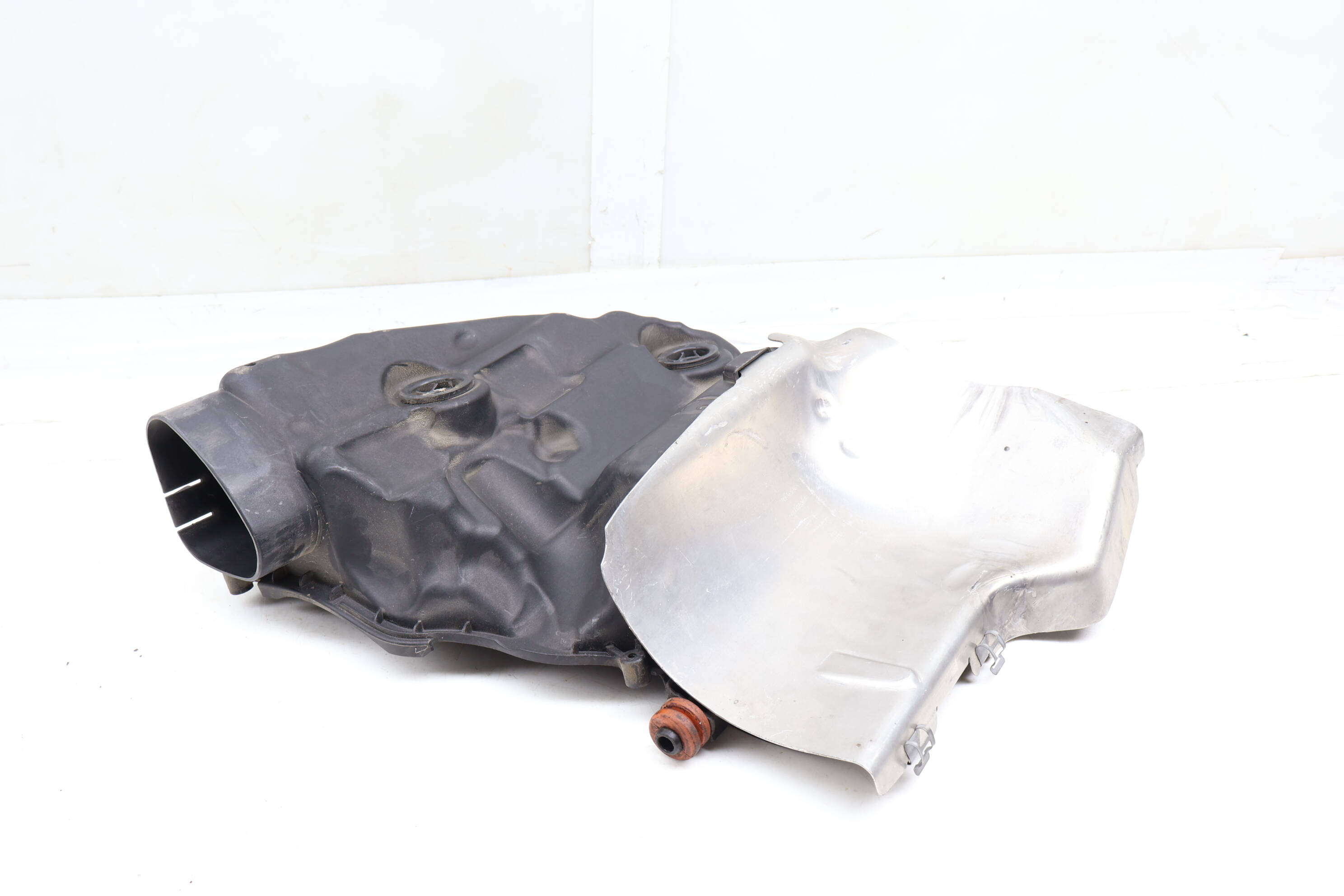 Engine Air Filter Box / Housing (Lower Half) 13717577464