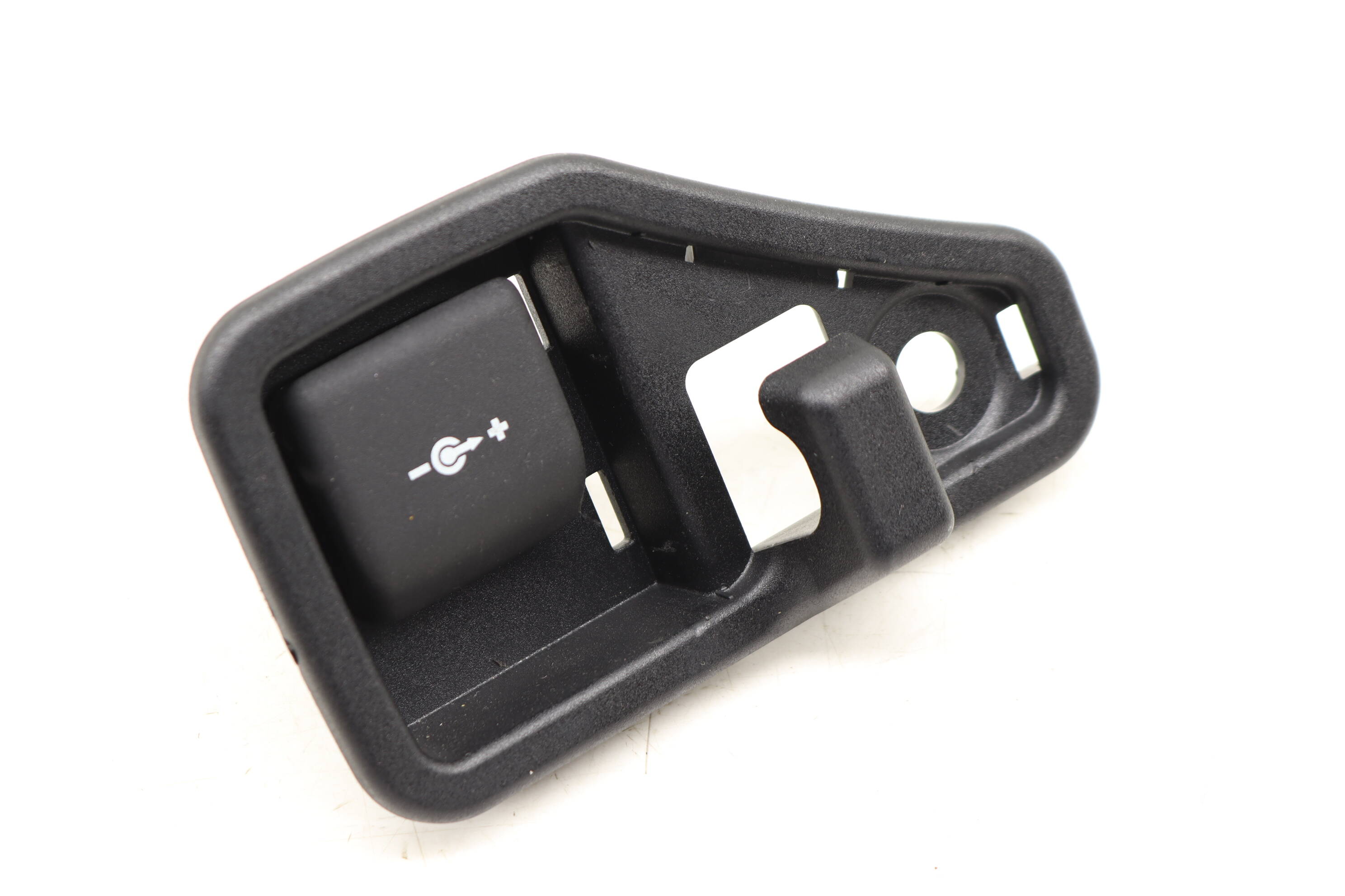 Power Outlet W/ Trim 61346843098