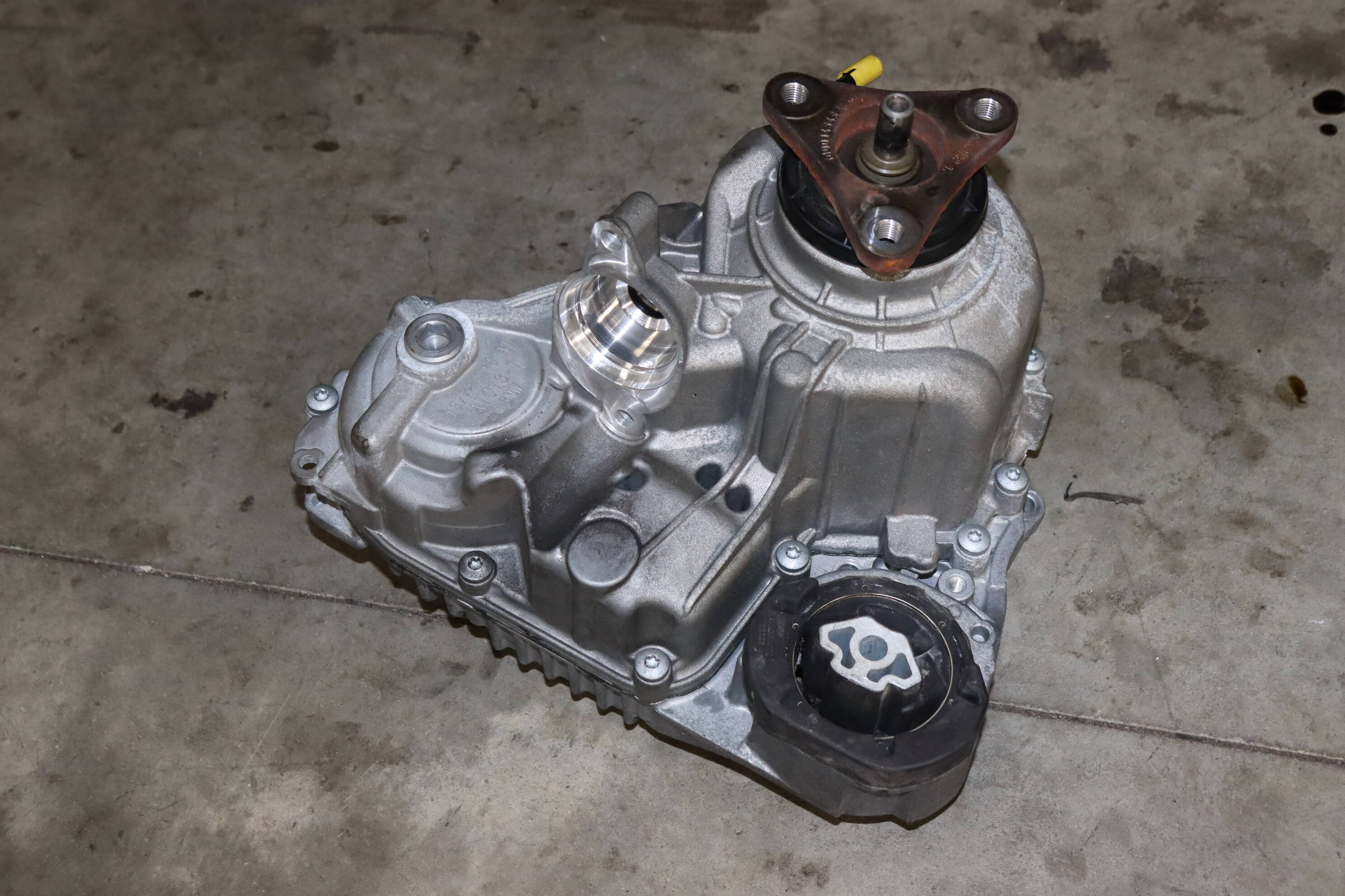 m. BMW Transfer Case / Box 27109469019