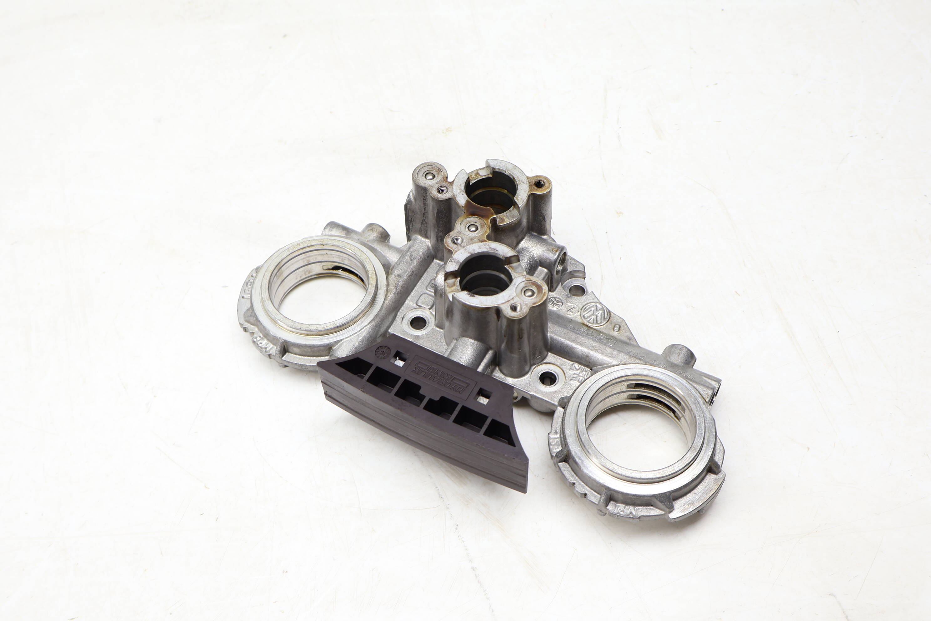 Camshaft Timing Chain Tensioner / Case 066109210L