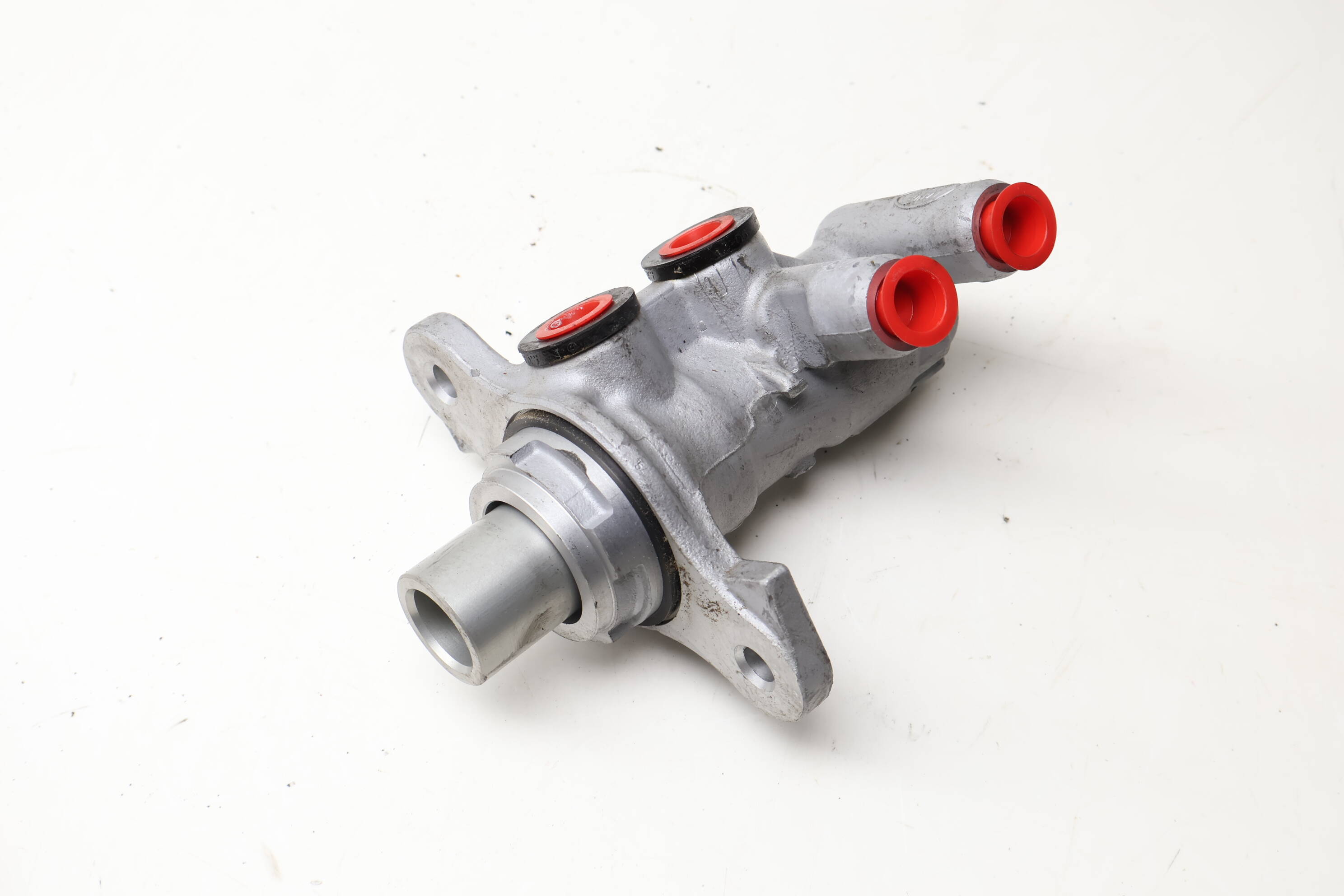 Brake Master Cylinder LR099178