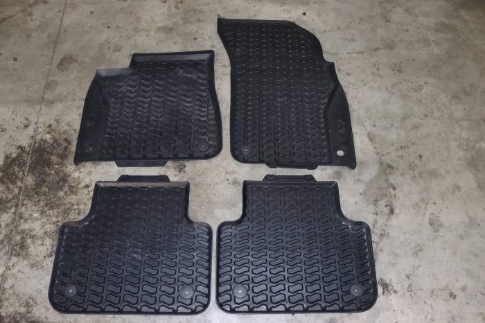Complete Rubber Floor Mat Set 4M1061501 main product photo