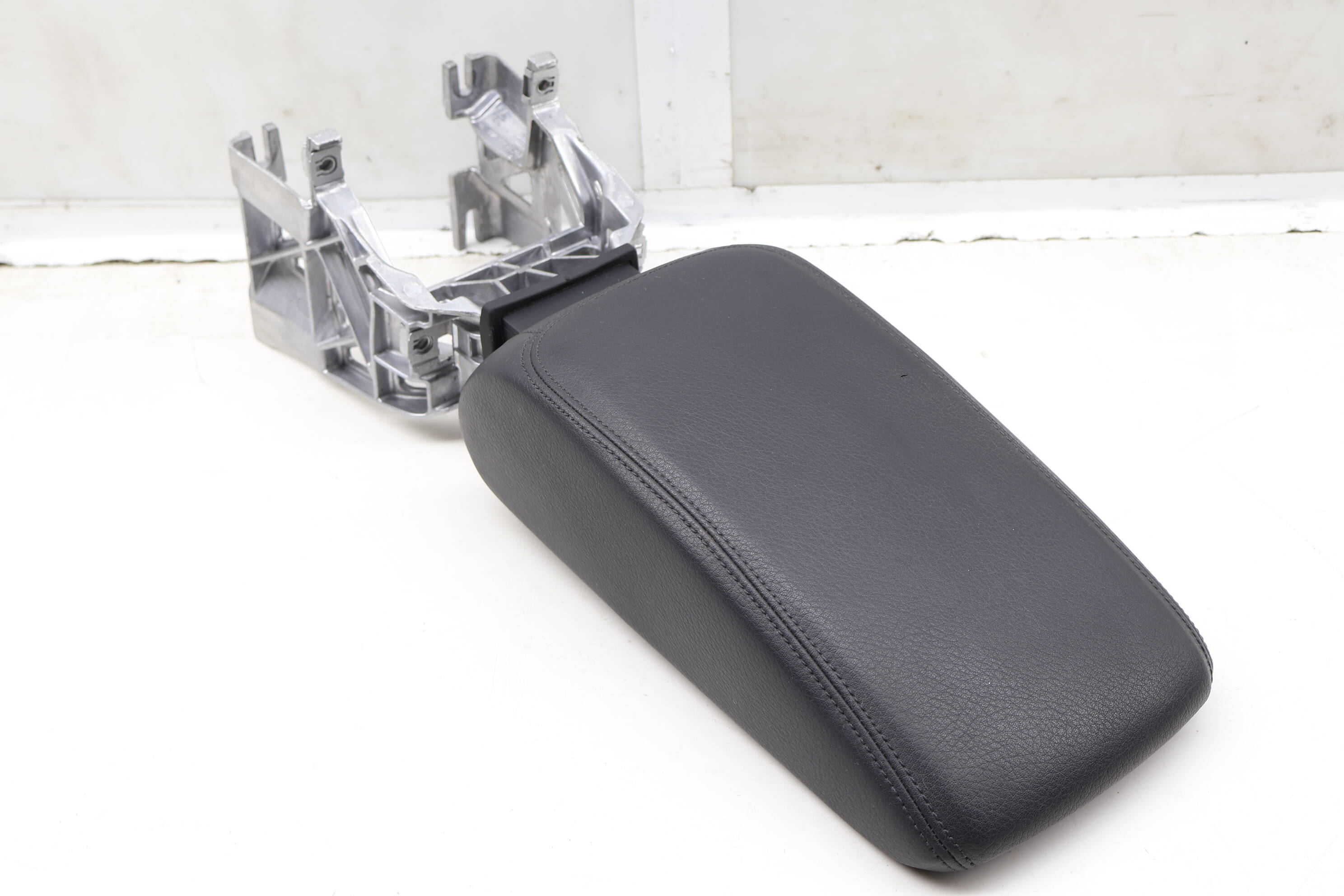 Center Armrest W/ Bracket 8V0864283