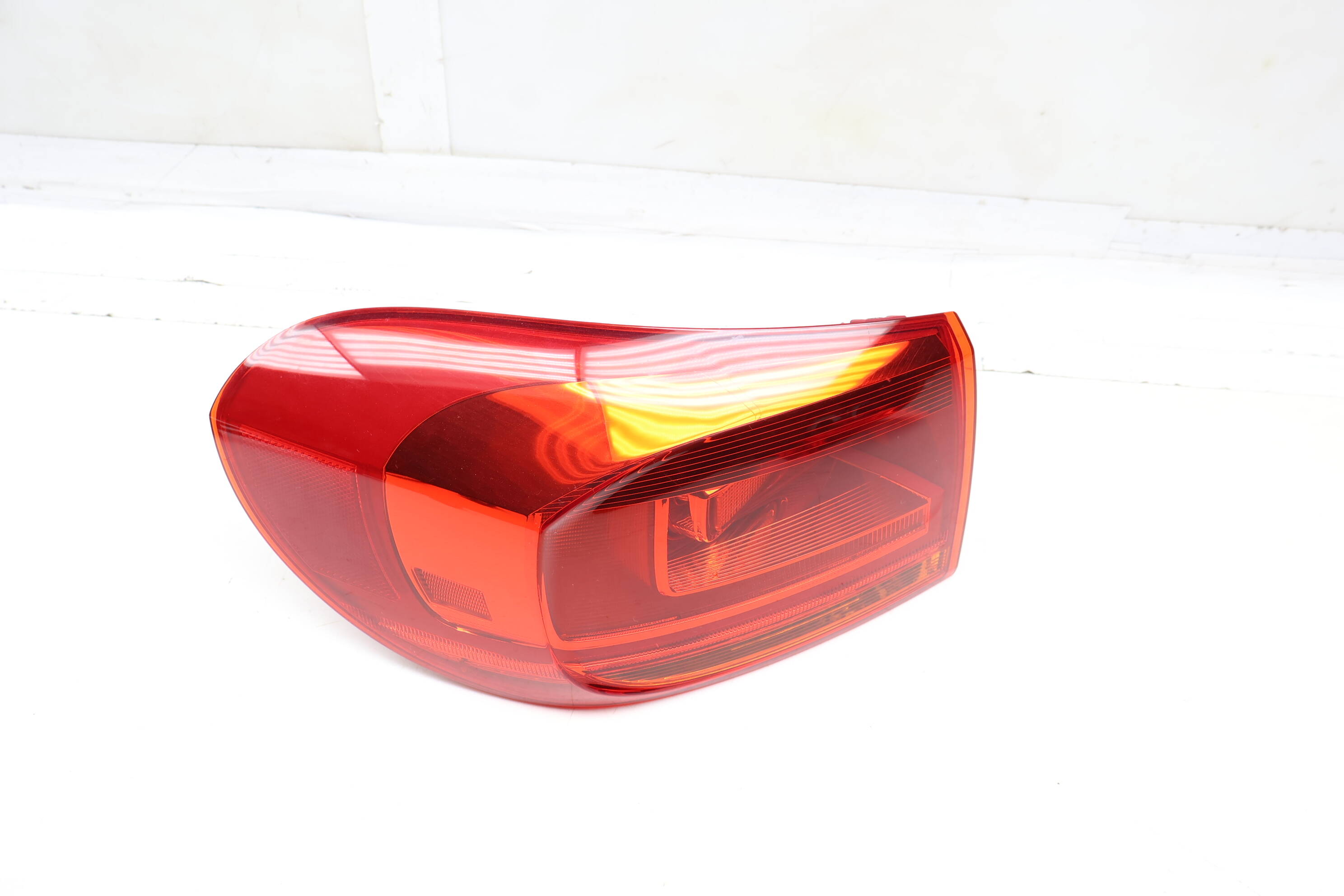 Outer Tail Light / Lamp 5N0945095R
