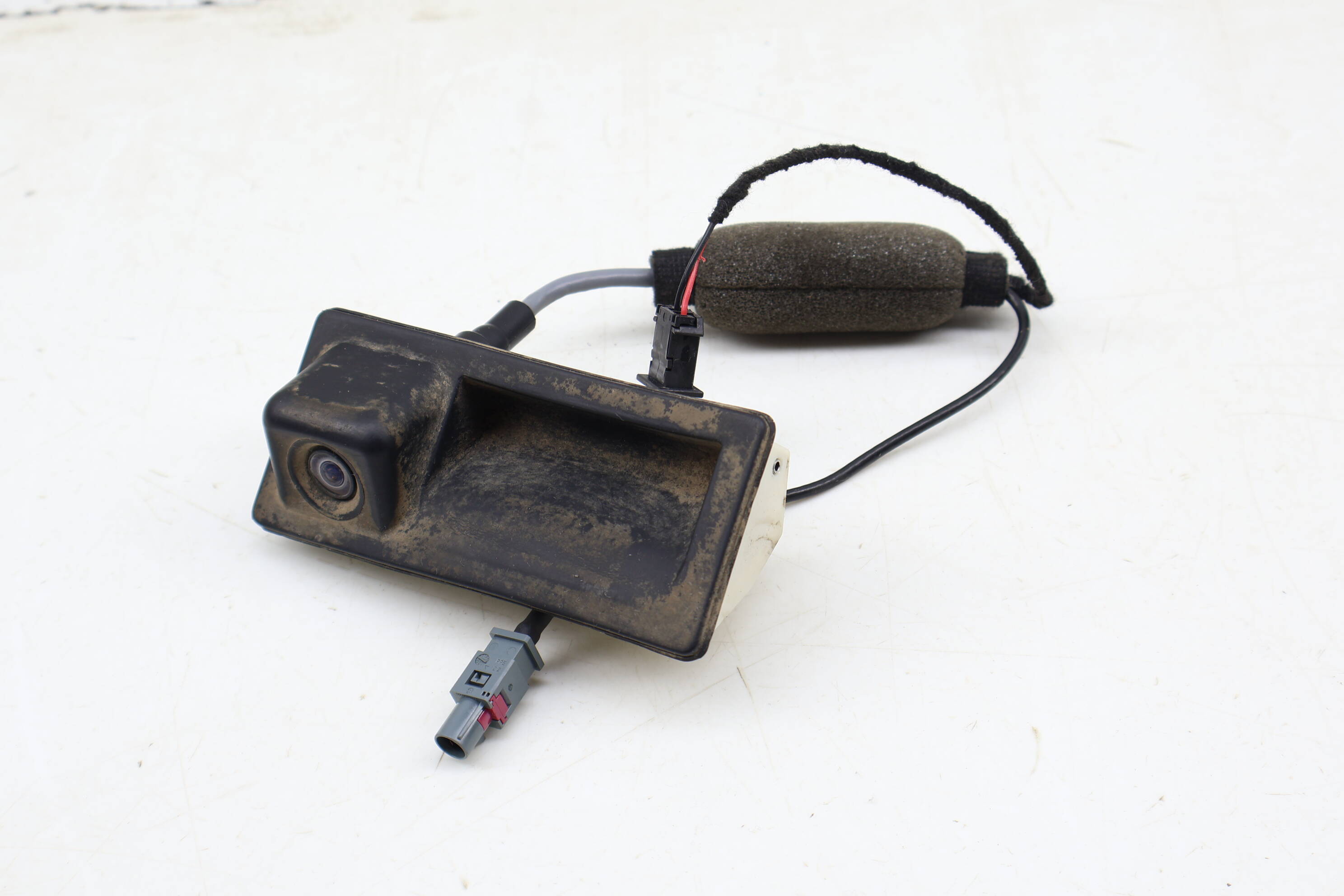 Trunk Release Handle W/ Backup Camera 5N0827566AA