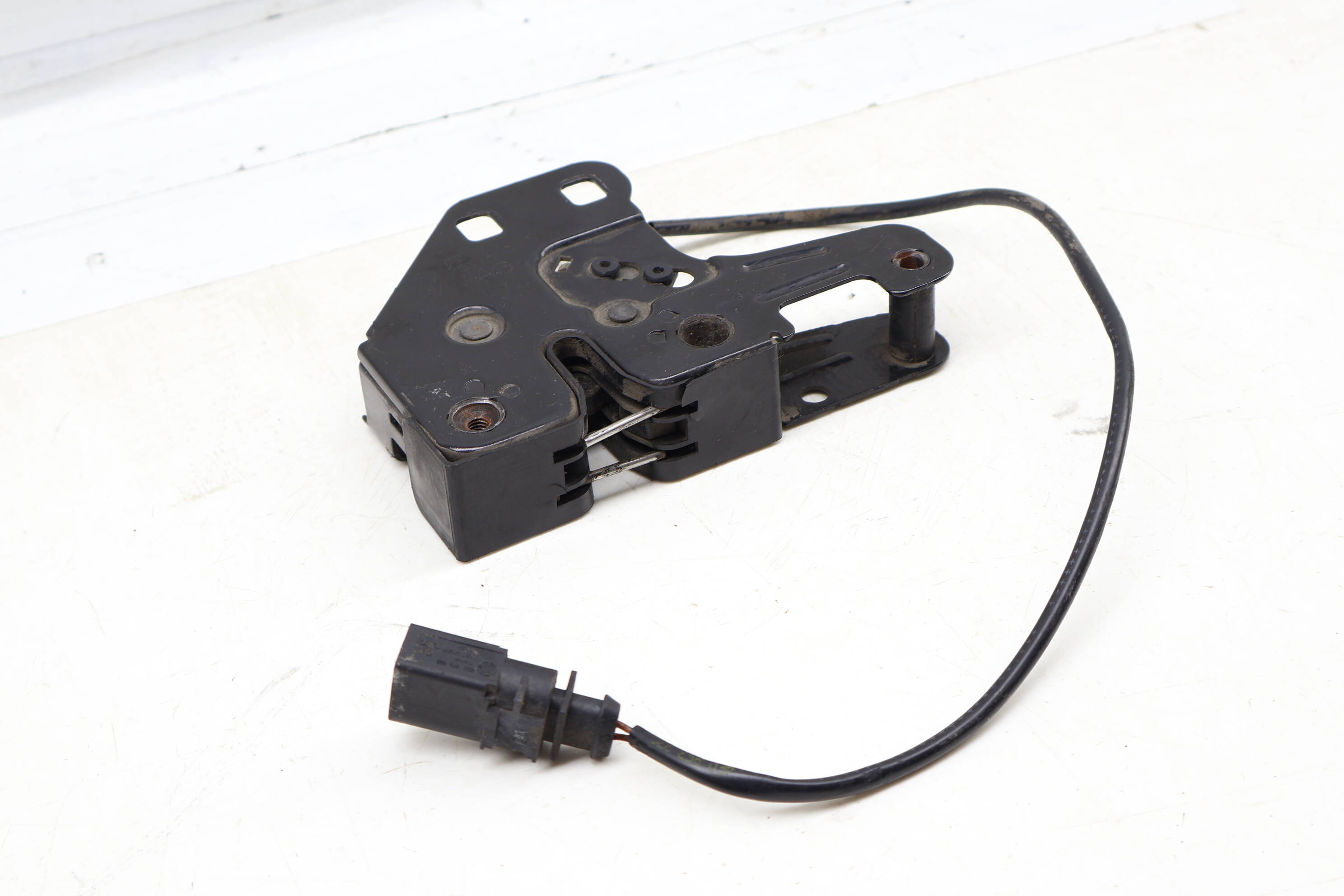 Lower Hood Latch / Lock 4F0823509B