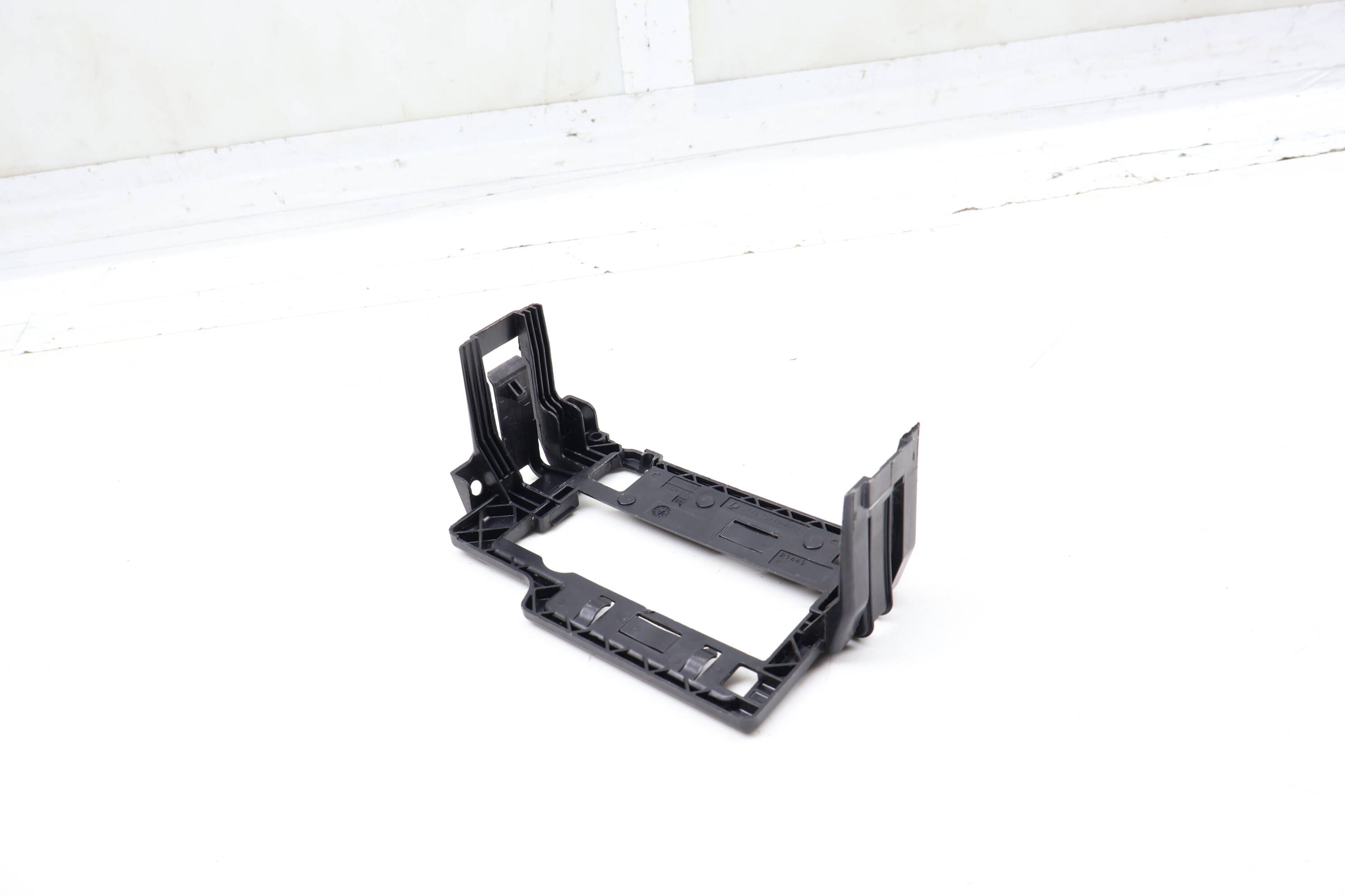Battery Retainer / Bracket 2Q0915345A
