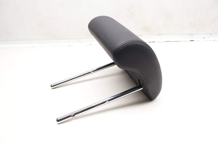 Seat Headrest / Head Rest (Center) LR065770 main product photo