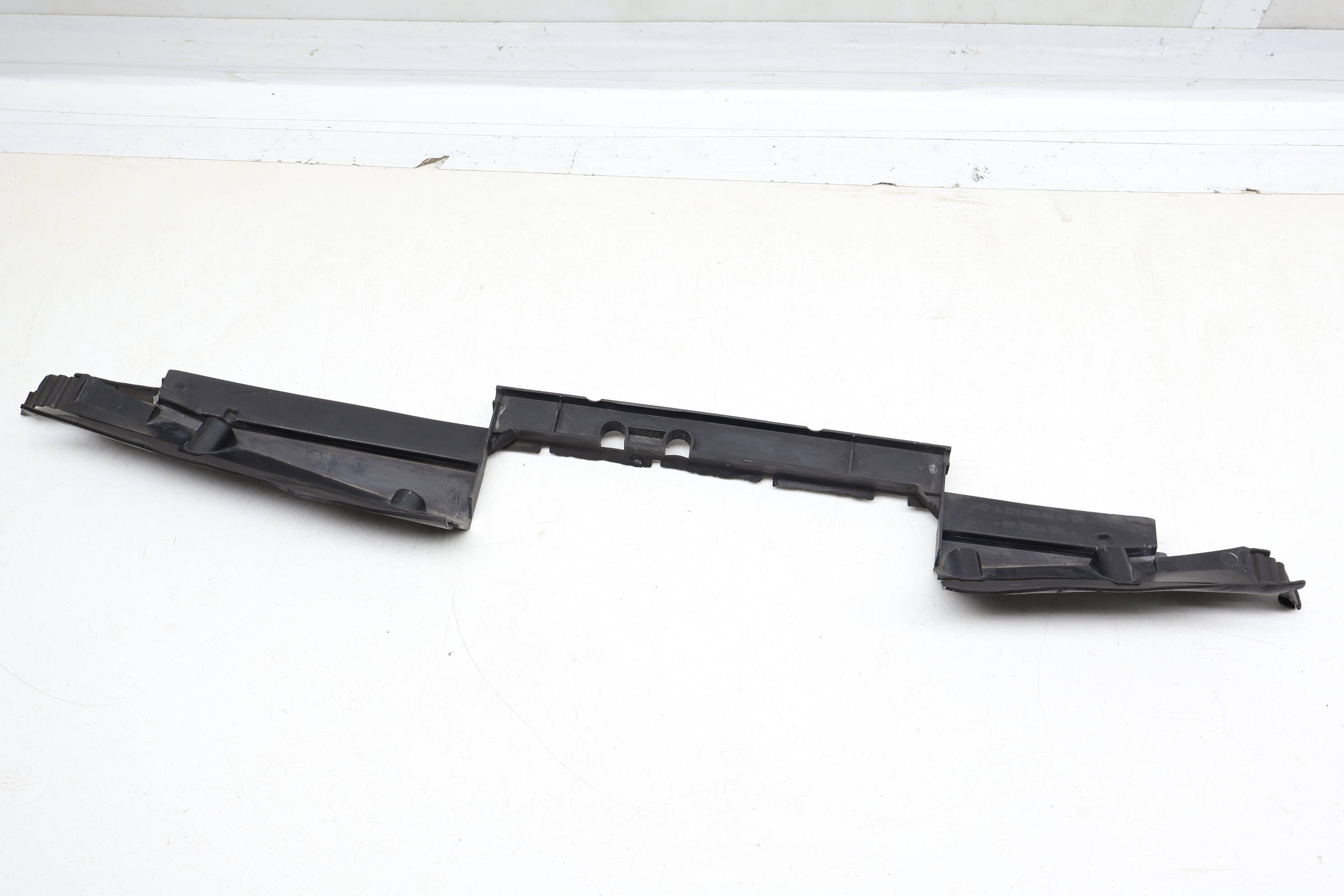 Radiator Air Duct / Guide (Upper) 2215000816