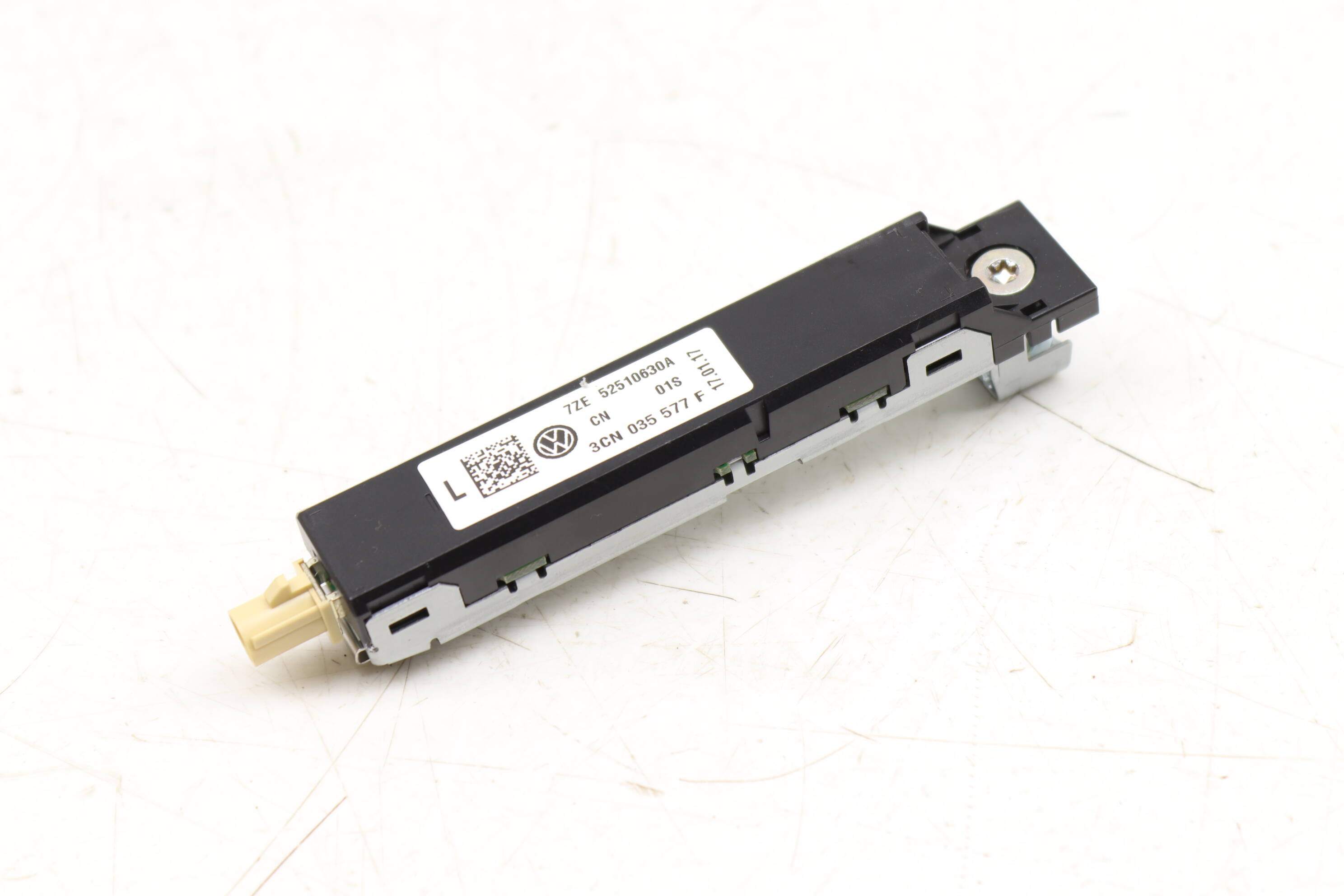 Upper Antenna Booster 3CN035577F