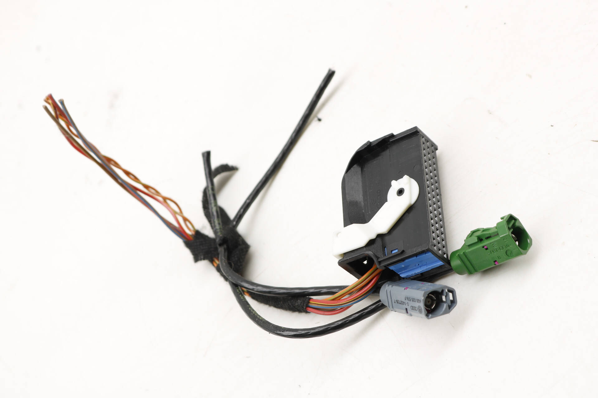Rear View / Reverse Camera Module Wiring Connector / Pigtail