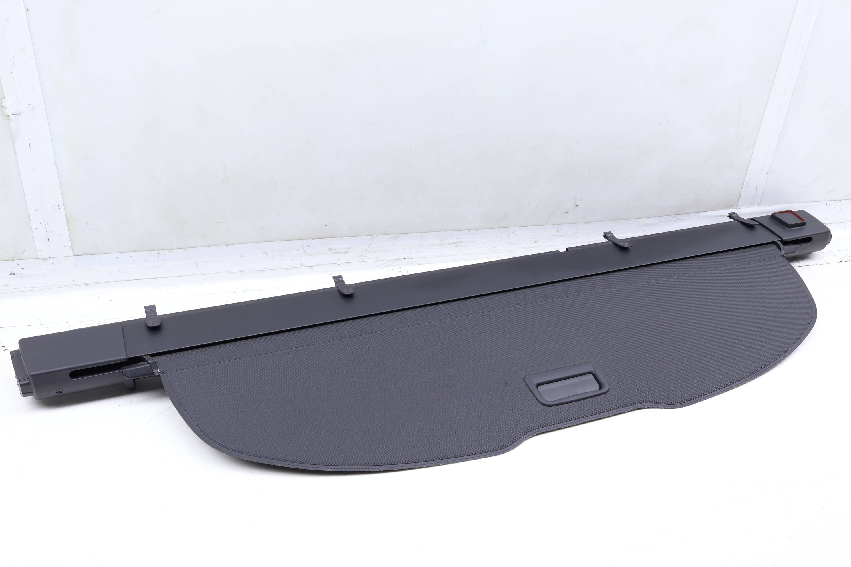 Retractable Cargo Shade / Trunk Cover 7P5867773G 95855177304