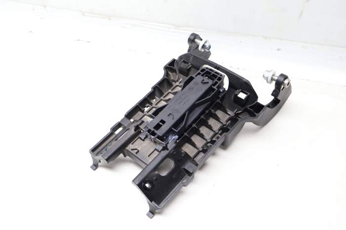 Center Console Armrest / Arm Rest Bracket 95B863202 main product photo