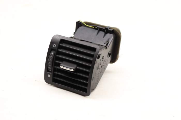 Dash Air Vent 4D0820902J main product photo
