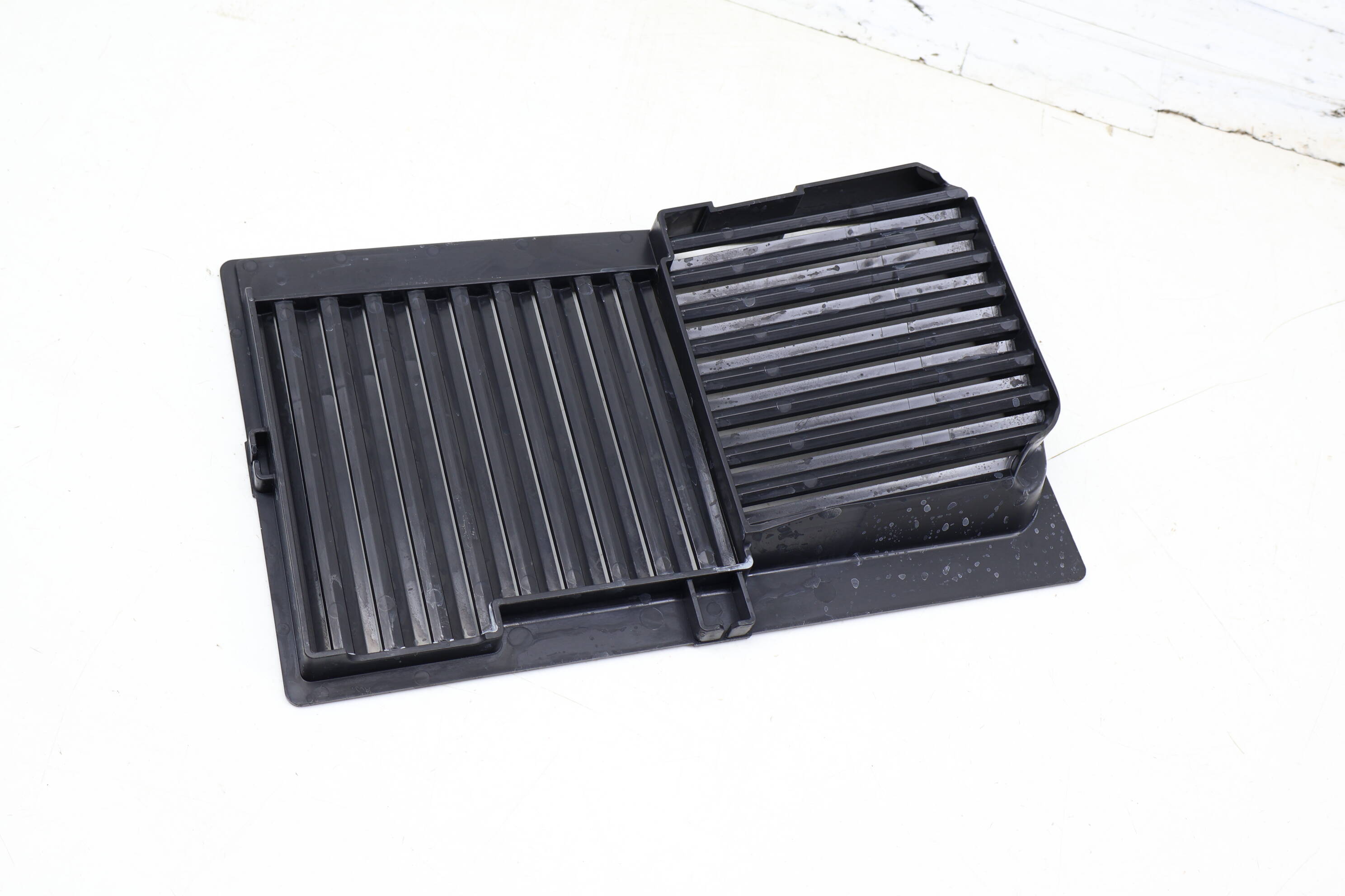 Engine Air Filter Box Insert / Grille 2Q0129668