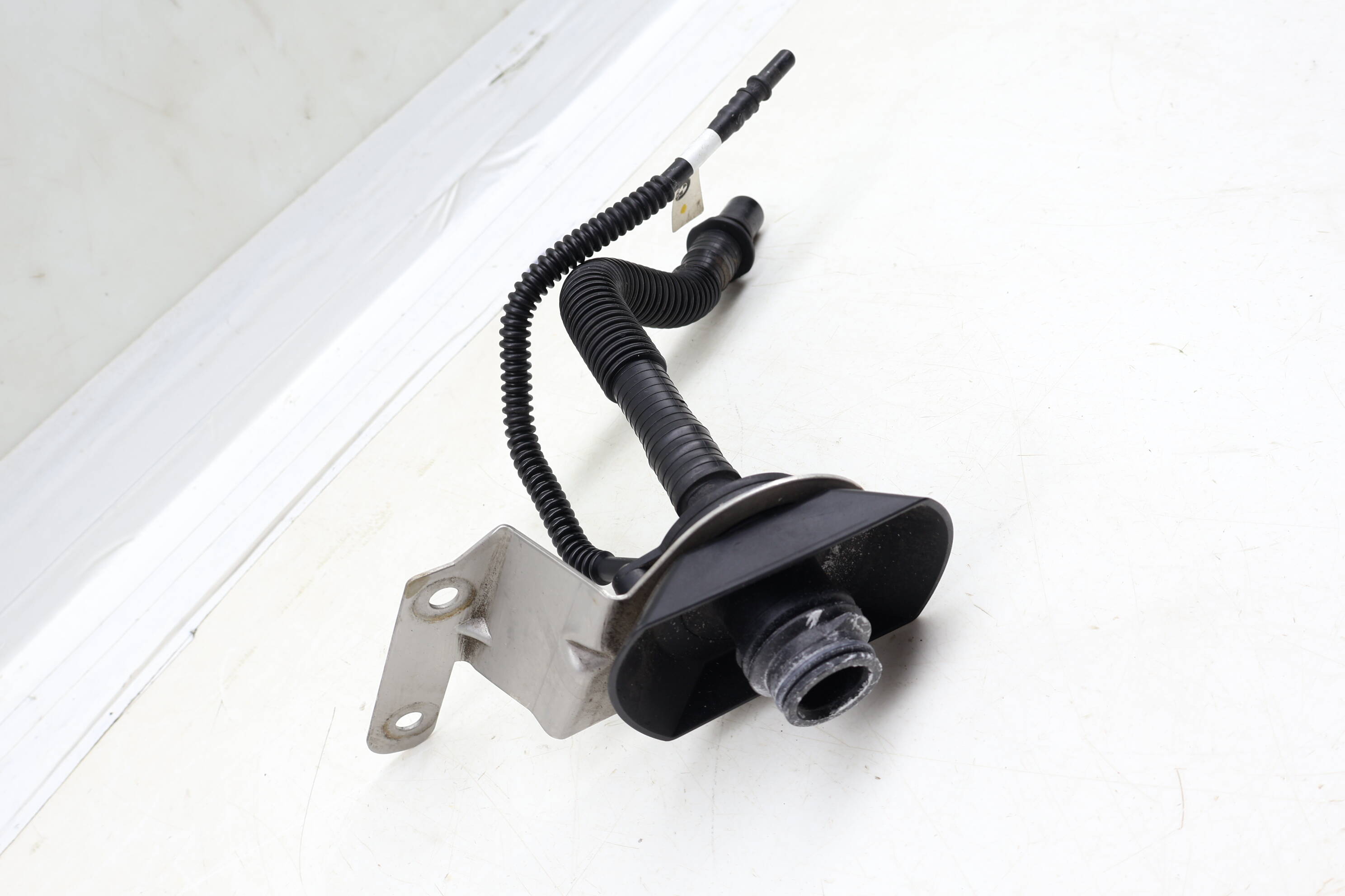 Diesel&#x20;&#x2F;&#x20;Def&#x20;Tank&#x20;Filler&#x20;Hose&#x20;&#x2F;Tube&#x20;&#x28;Active&#x29;&#x20;16197204987