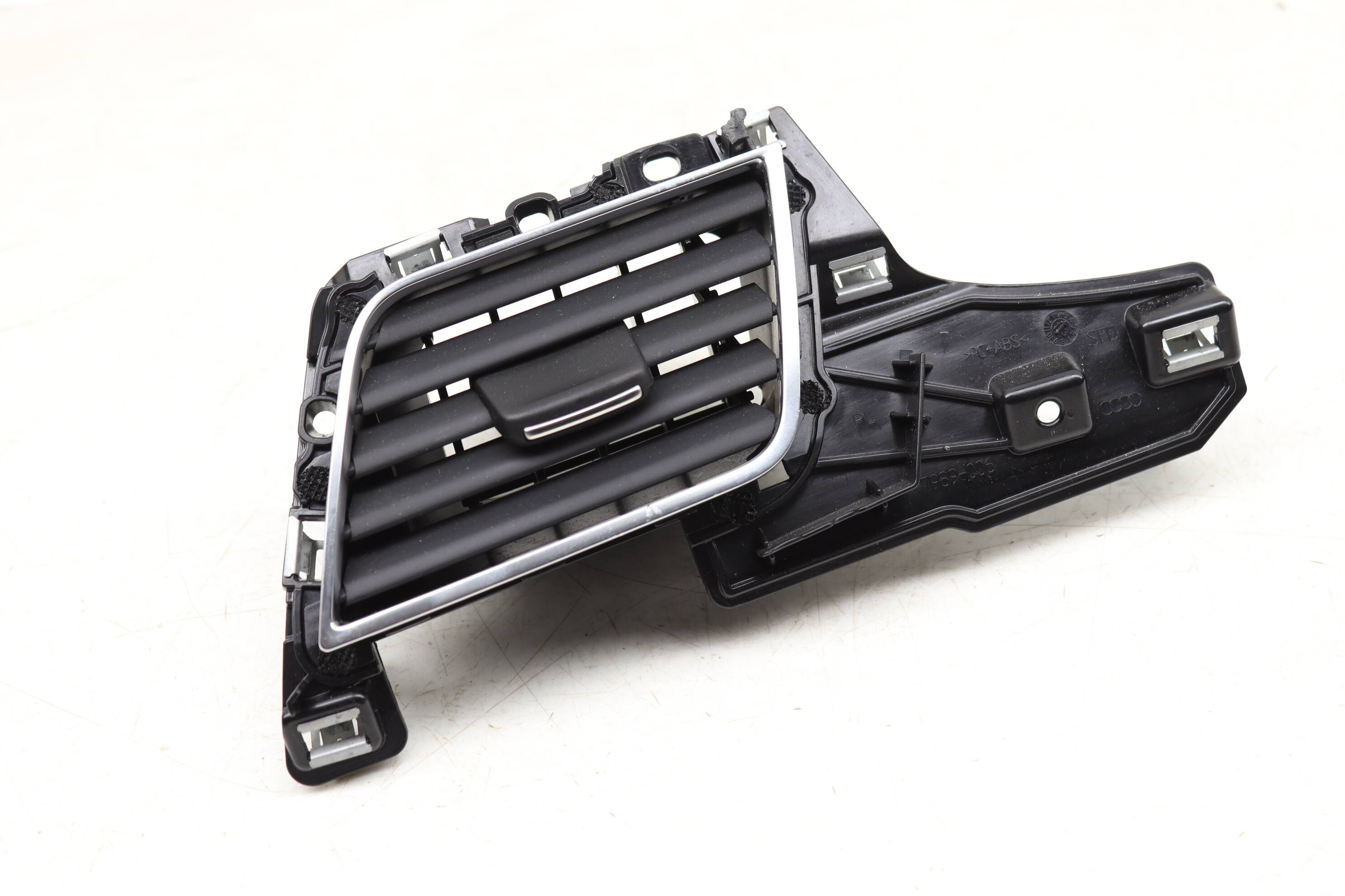 Dash Air Vent 4H1820901A