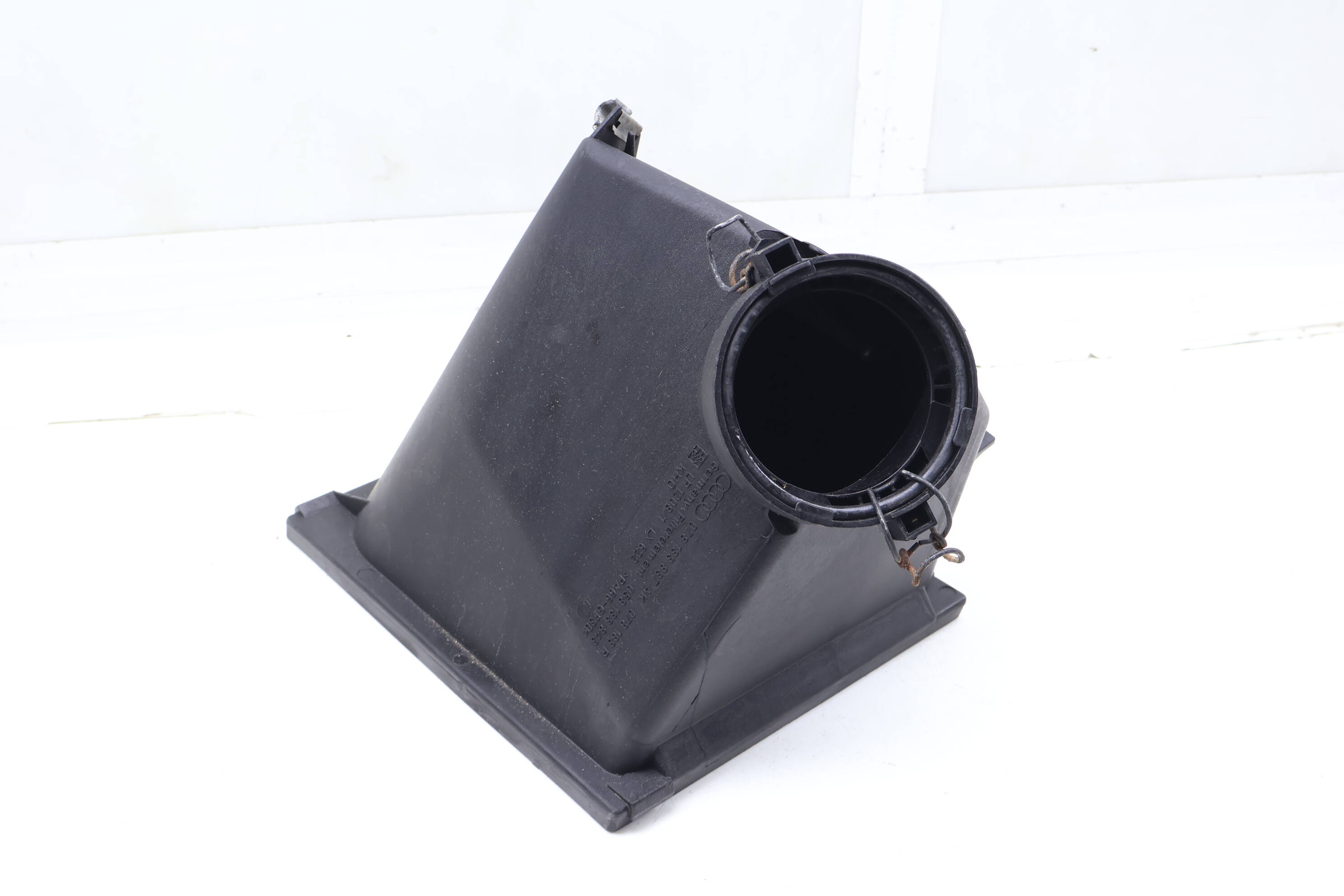 Upper Air Cleaner Filter Box / Housing 078133837AK
