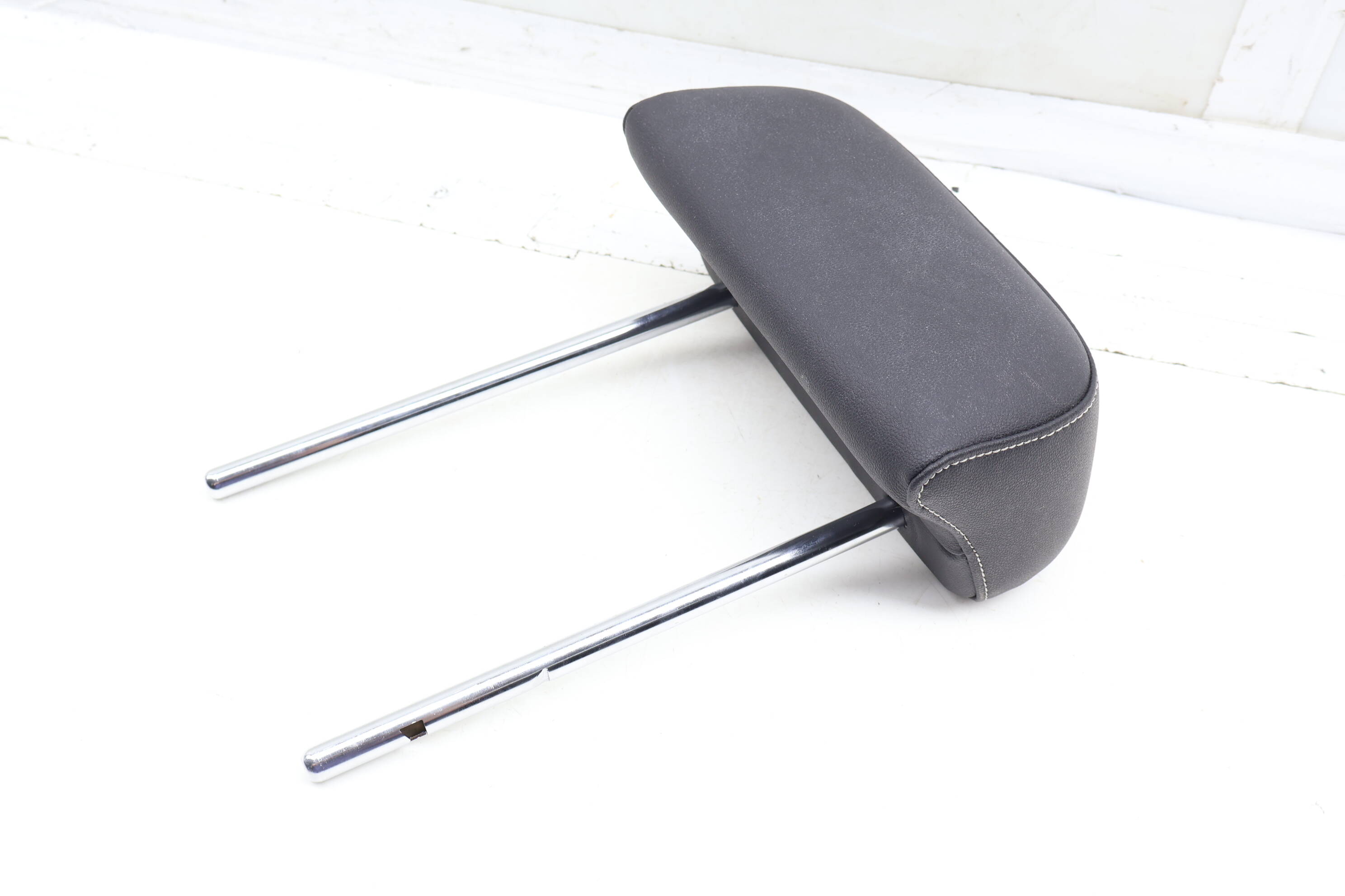 2Nd Row Center Headrest / Head Rest 3CN885900E