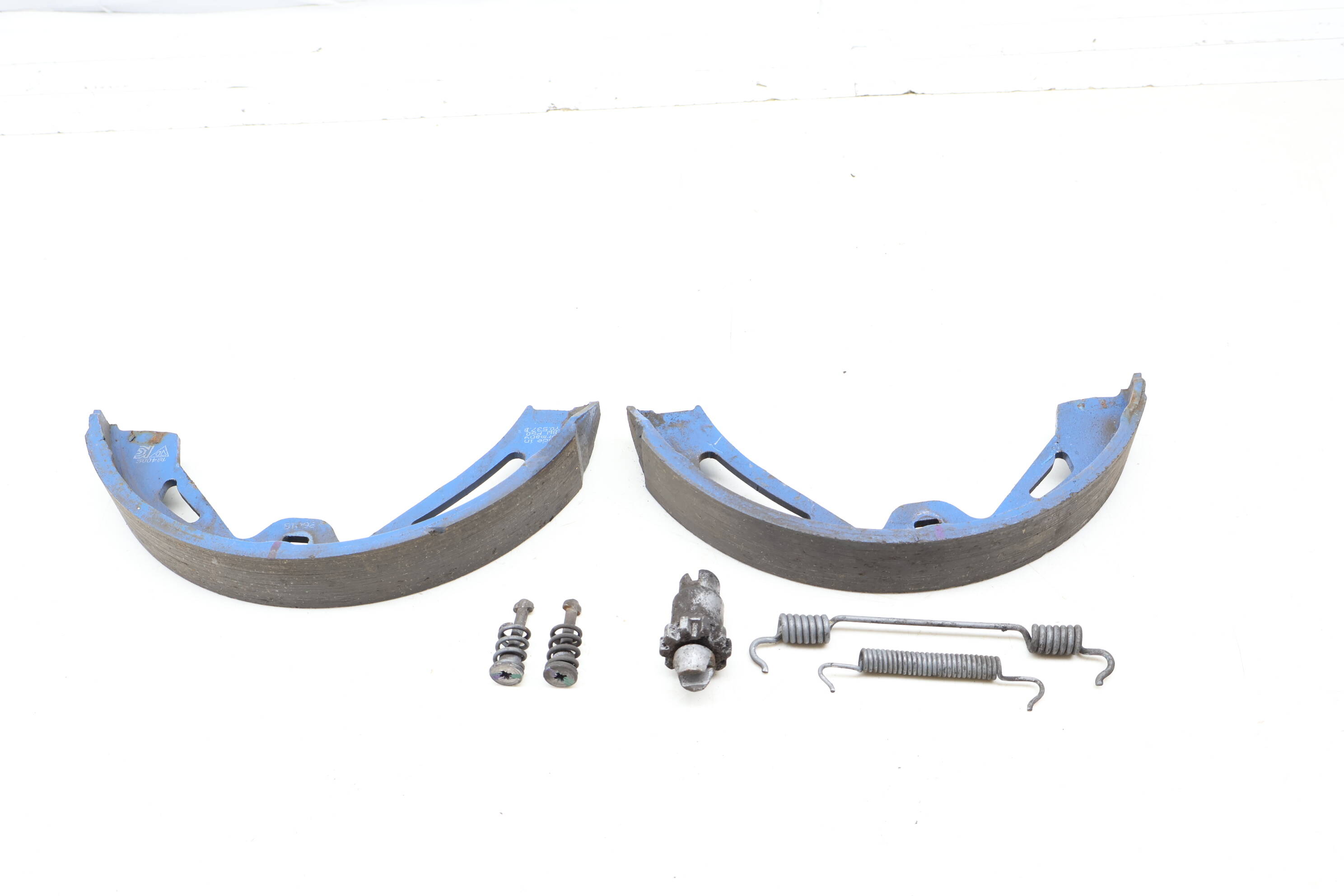 Parking Brake Shoe Kit / Set PAB698533D