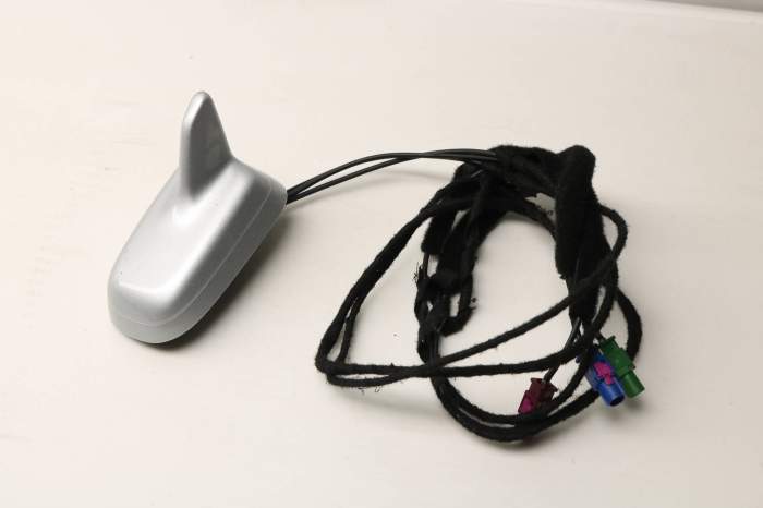 Shark Fin / Roof Antenna 8T0035503K main product photo