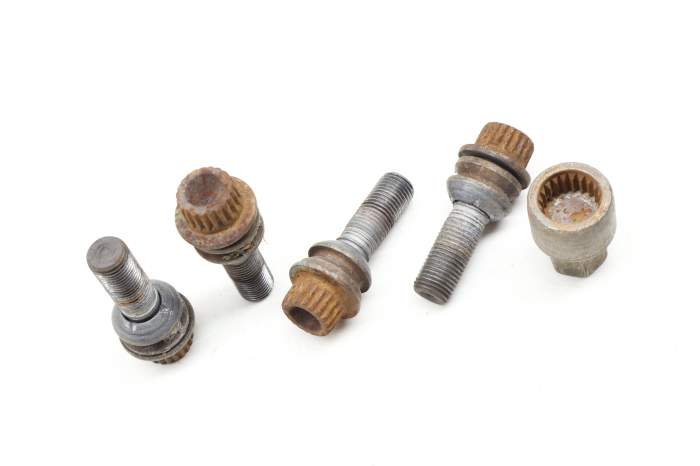 Lockable / Locking Wheel Lug Nut / Bolt Set W/ Key 7L5698137 95536105710 main product photo