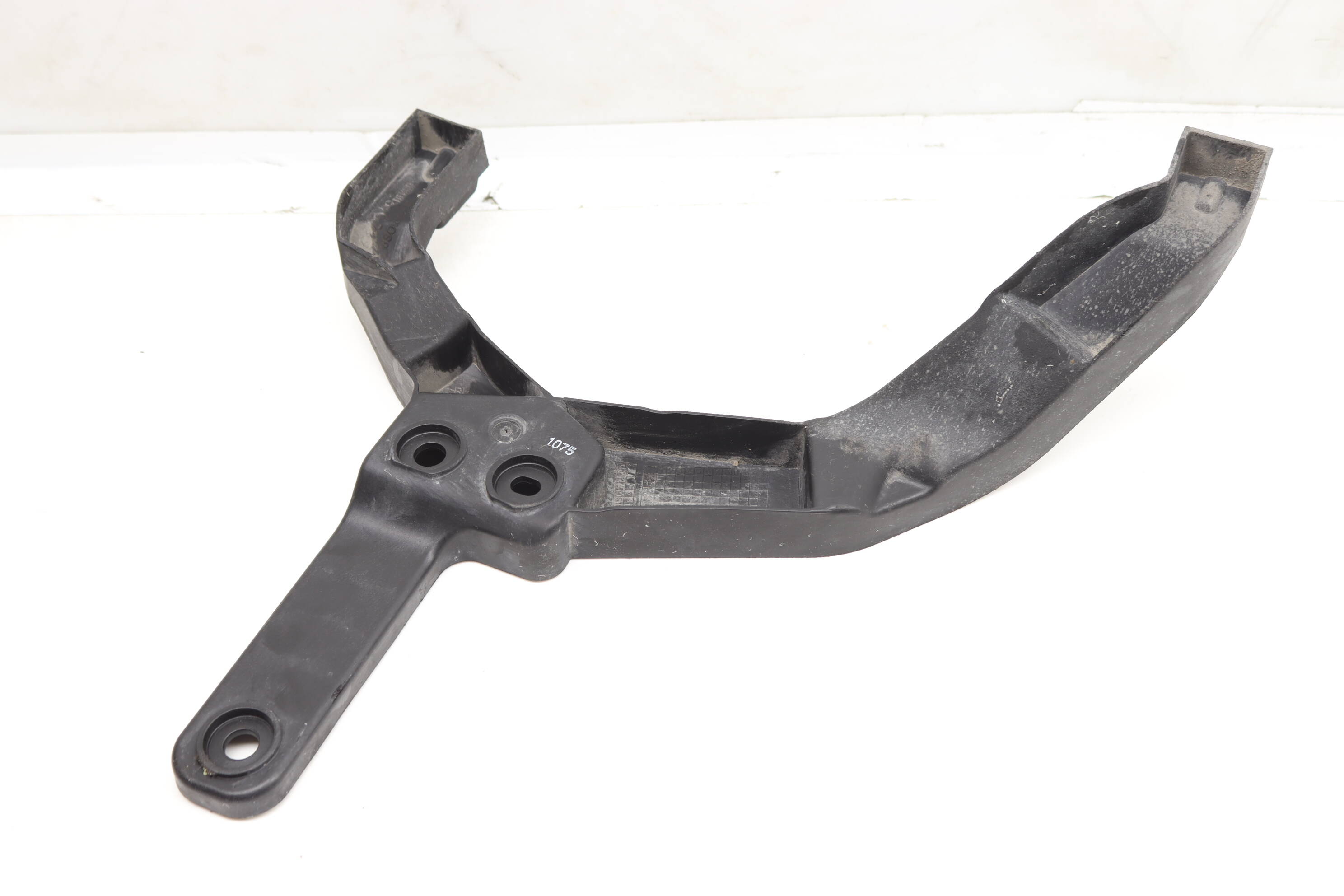 Bumper Mount / Bracket 8S0807330