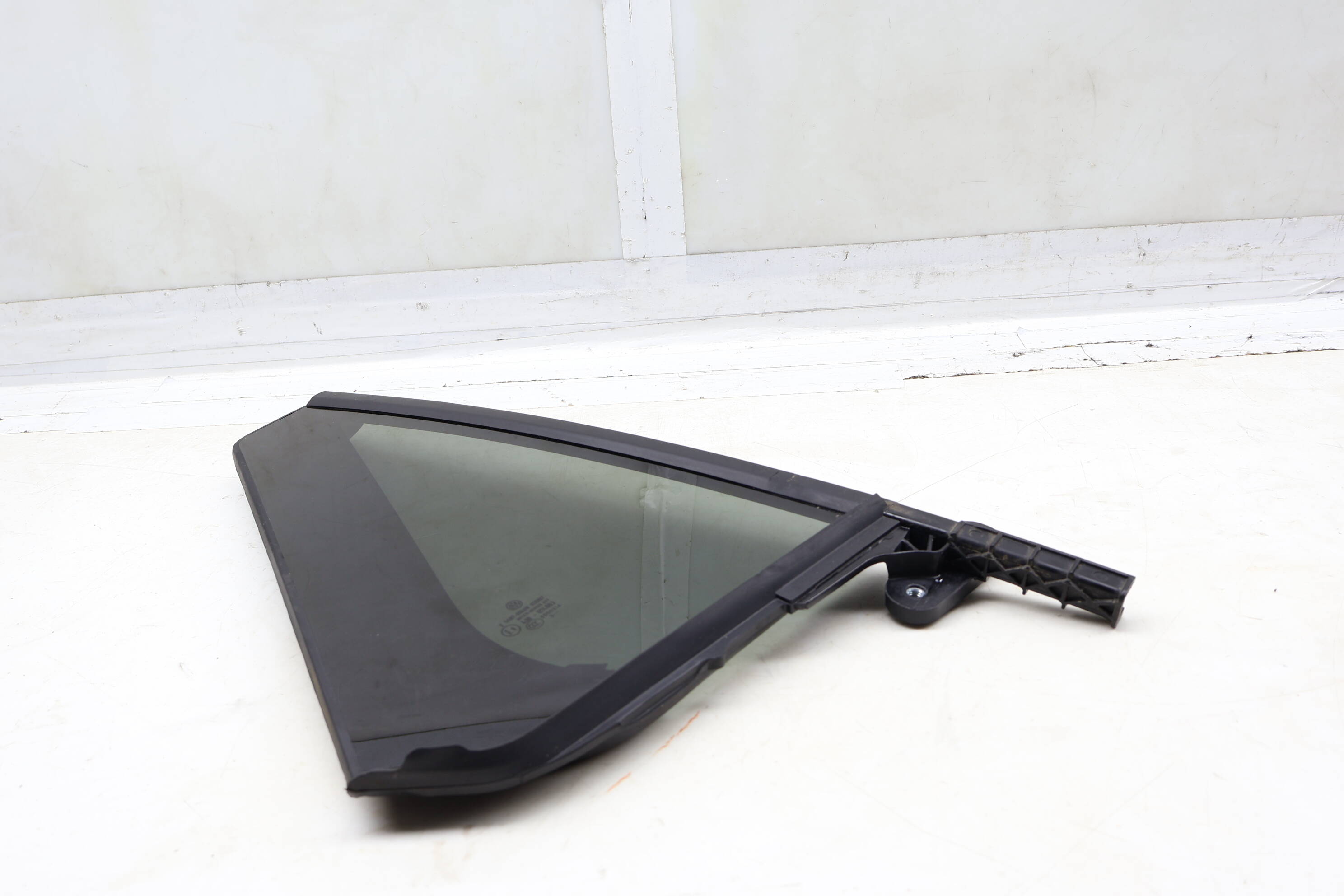 Side Quarter Window Glass 3CM845214