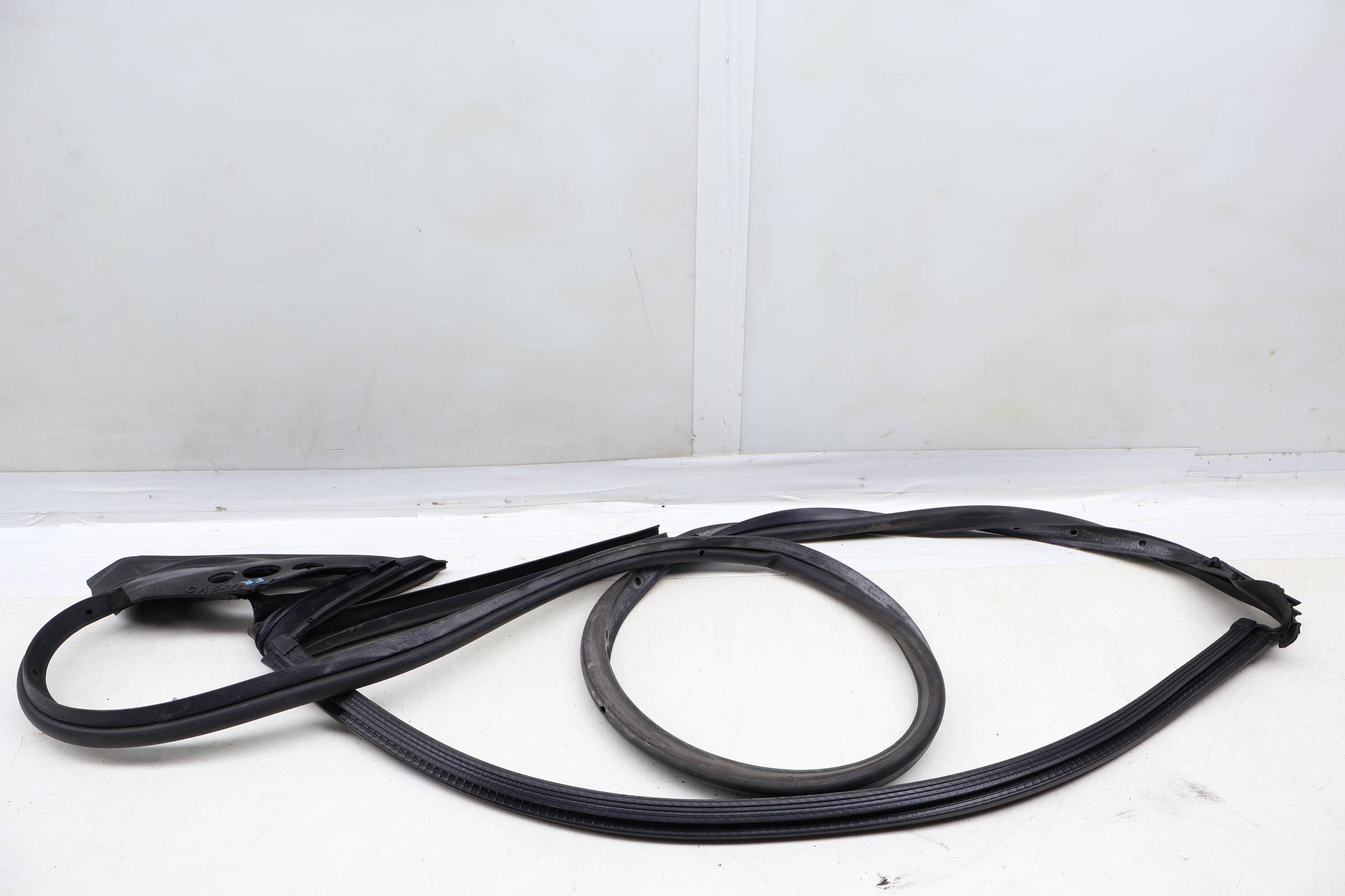 Convertible Outer Door Seal / Weather Stripping 8F0837912D