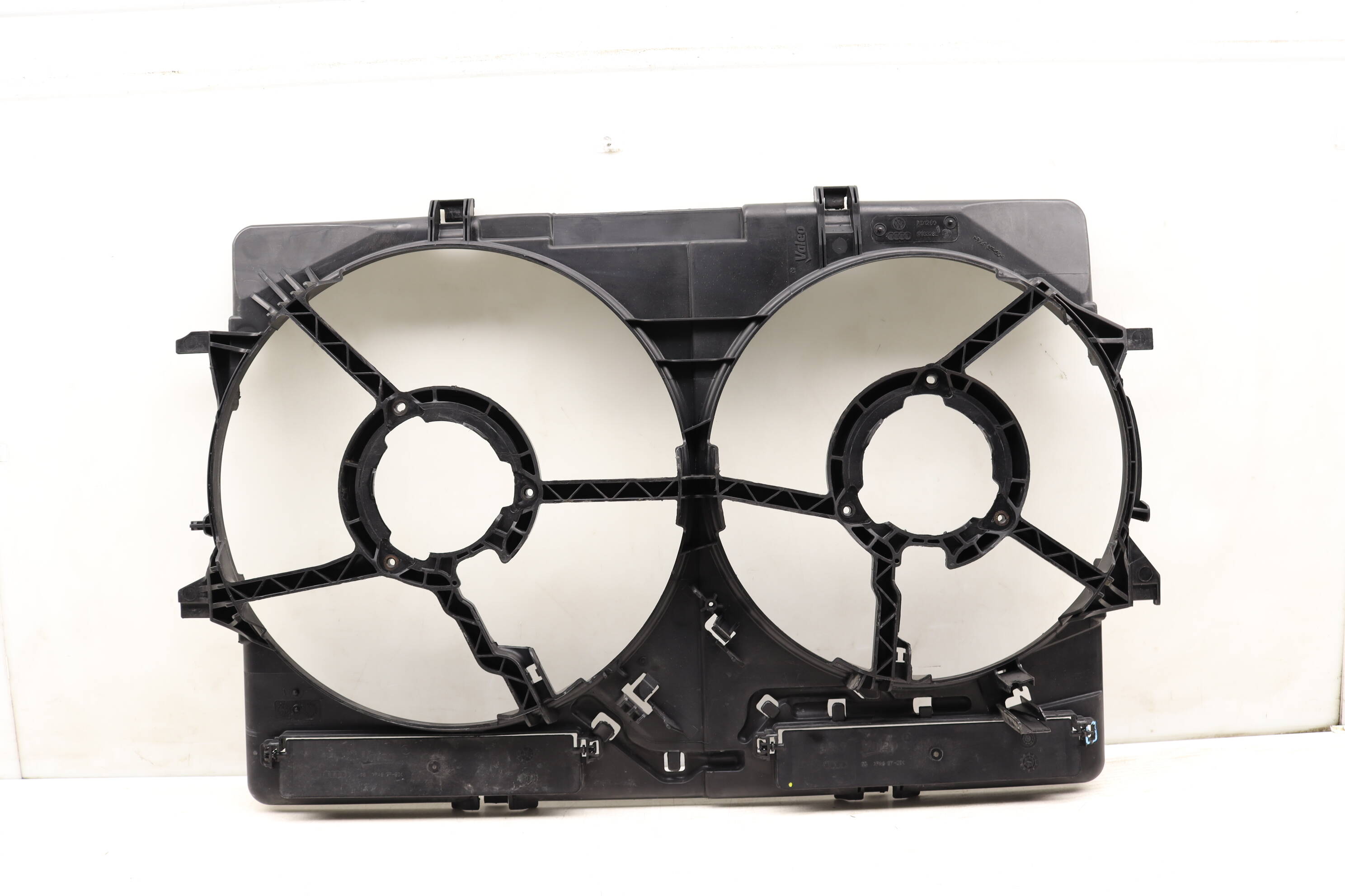 Radiator&#x20;Dual&#x20;Fan&#x20;Cowl&#x20;&#x2F;&#x20;Housing&#x20;8K0121003AD