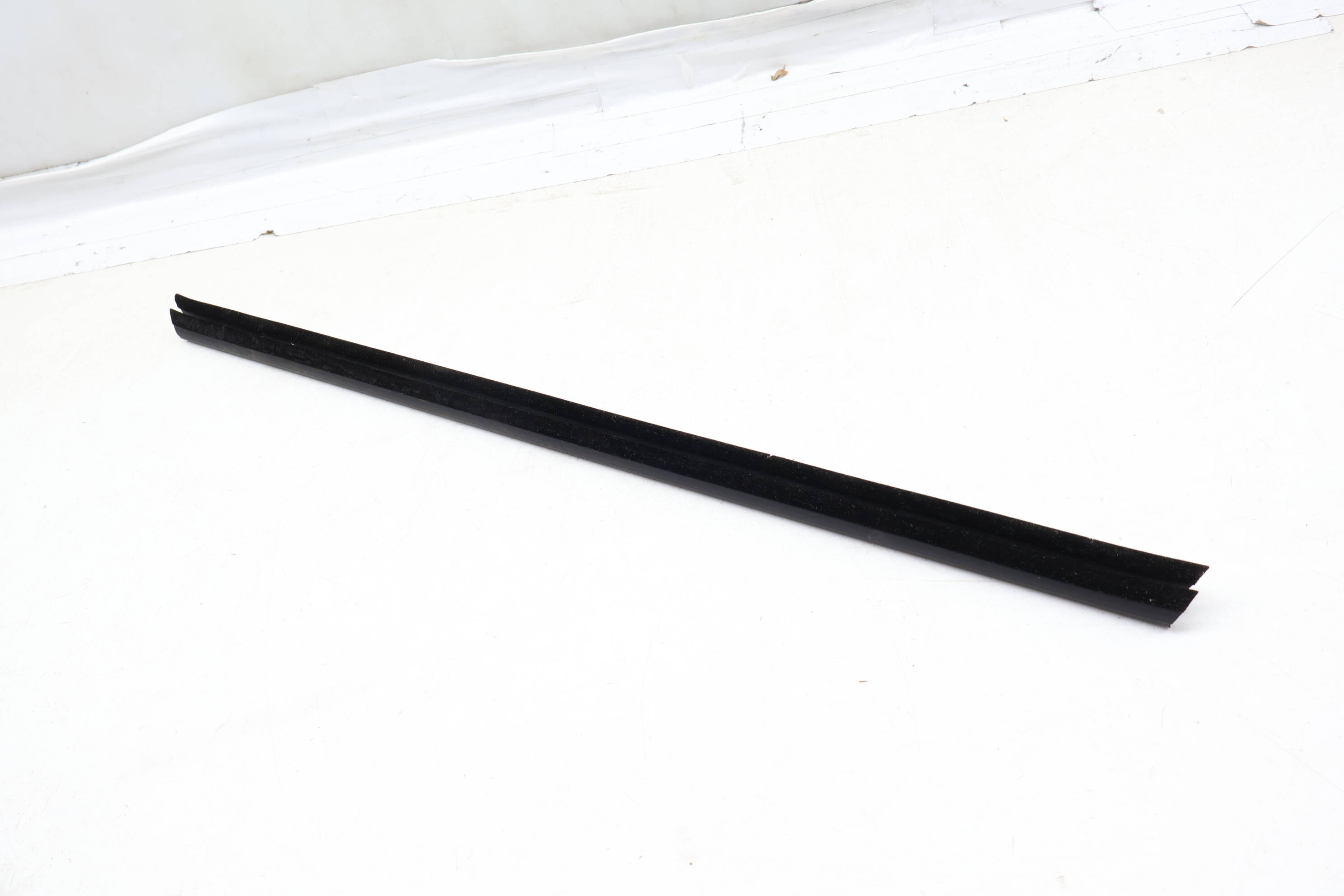 Inner Door / Window Slot Seal 8U0839479