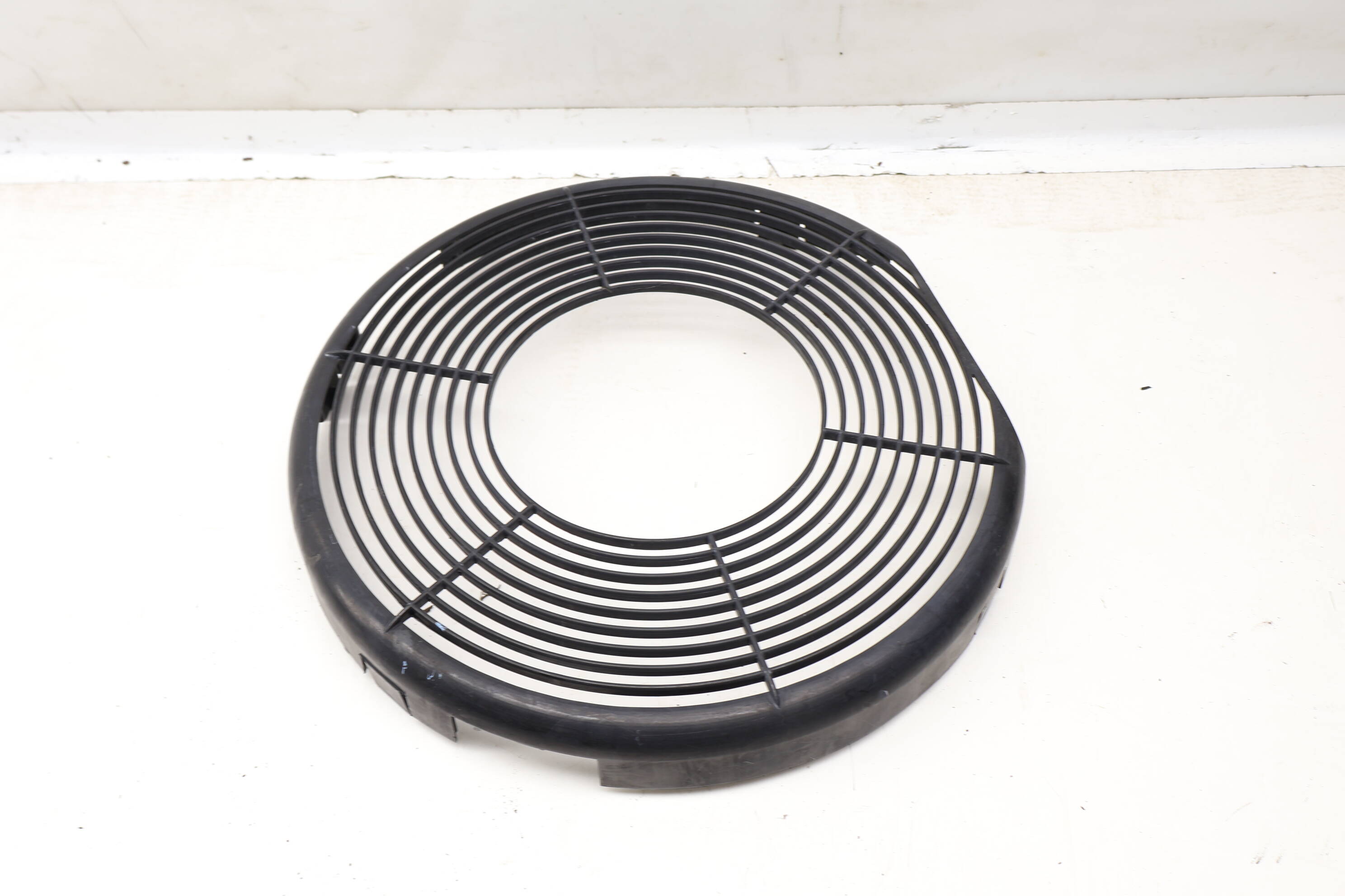 Electric&#x20;Cooling&#x20;Fan&#x20;Cover&#x20;&#x2F;&#x20;Grille&#x20;4B0959479