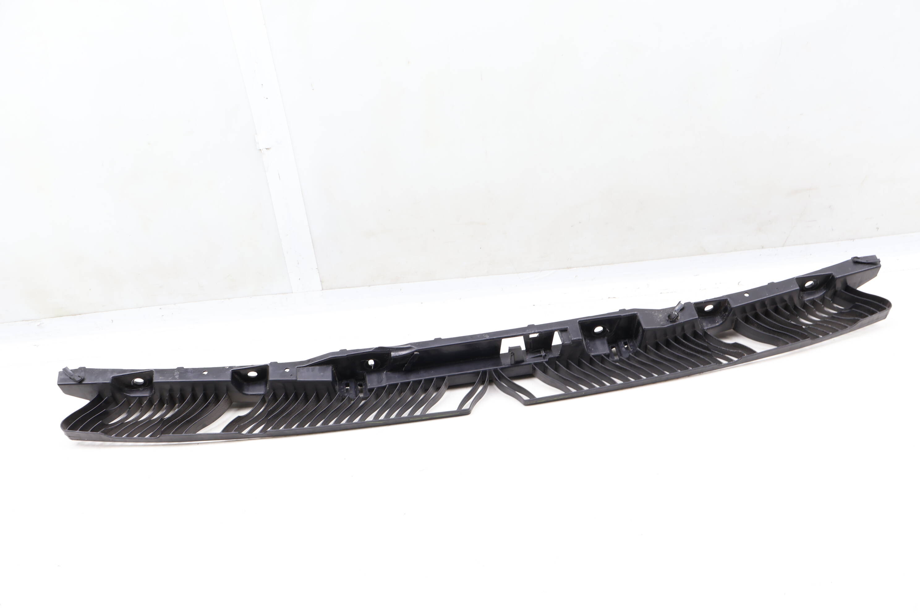 Center Bumper Mount / Bracket 5NN807863