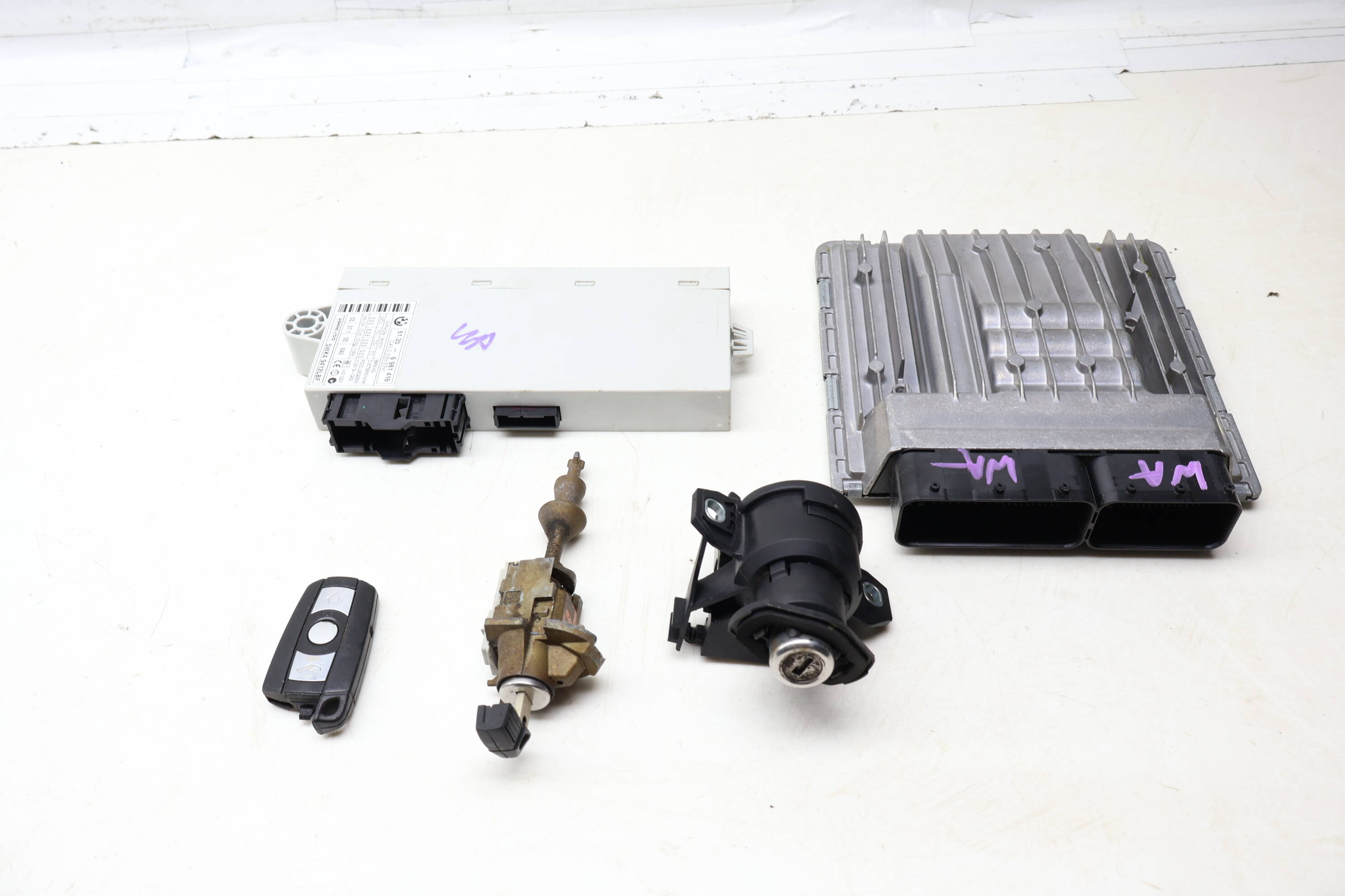 Ecu Dme / Cas2 Theft Locking Module / Lock Cylinder W/ Key 12147561882