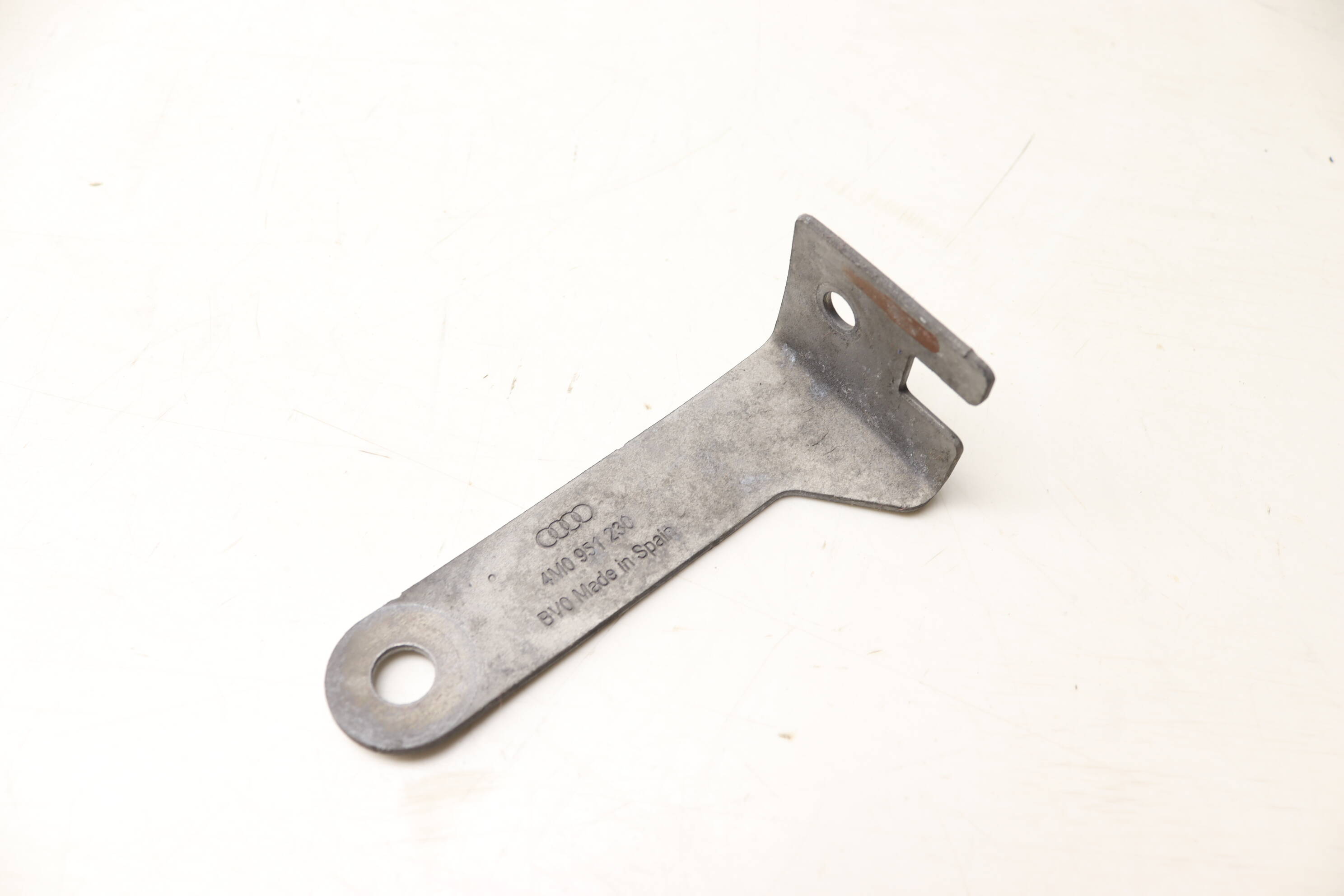 Horn&#x20;Mount&#x20;&#x2F;&#x20;Bracket&#x20;&#x2F;&#x20;Clip&#x20;4M0951230