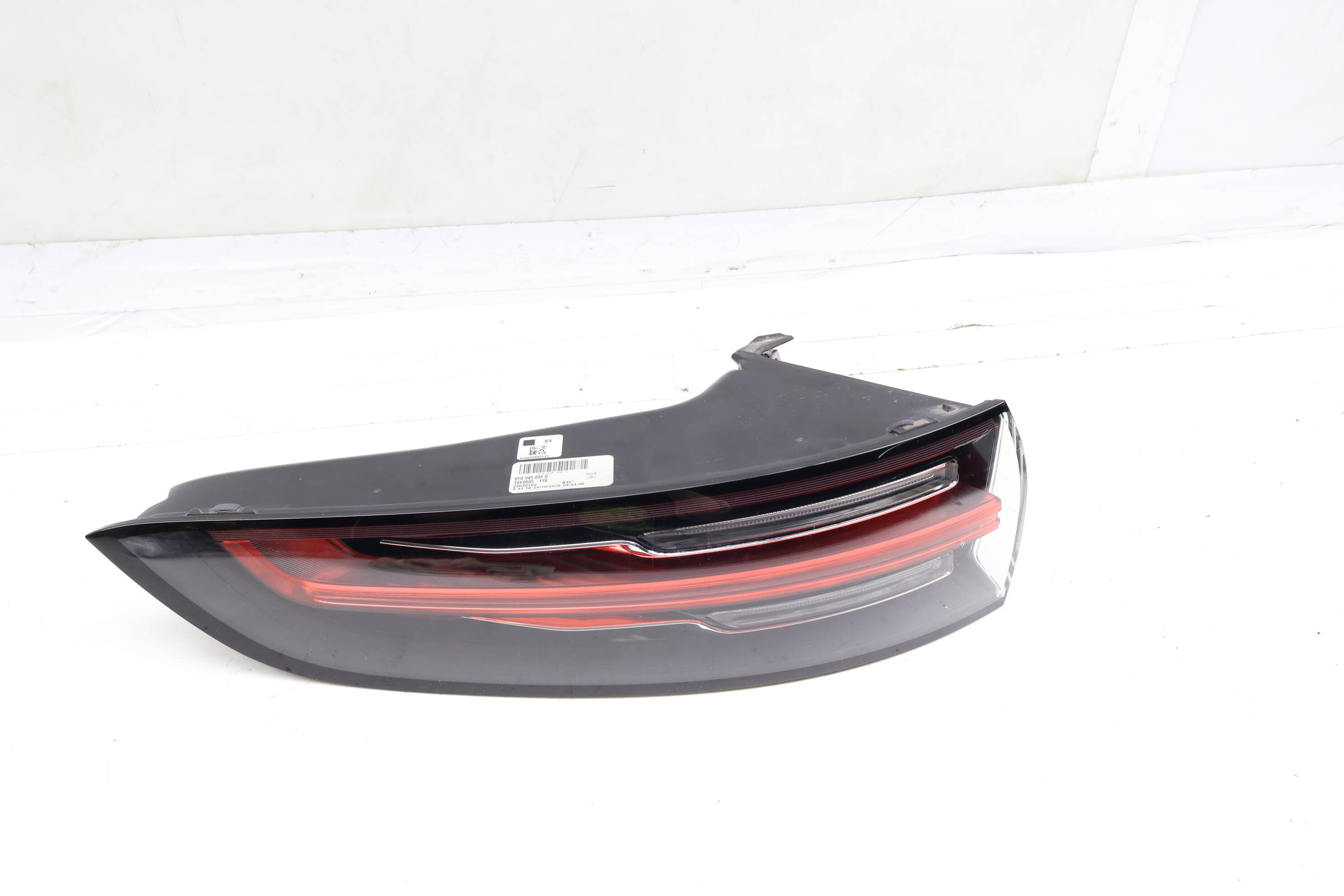 Led Tail Light / Lamp (Outer) 9Y0945095G