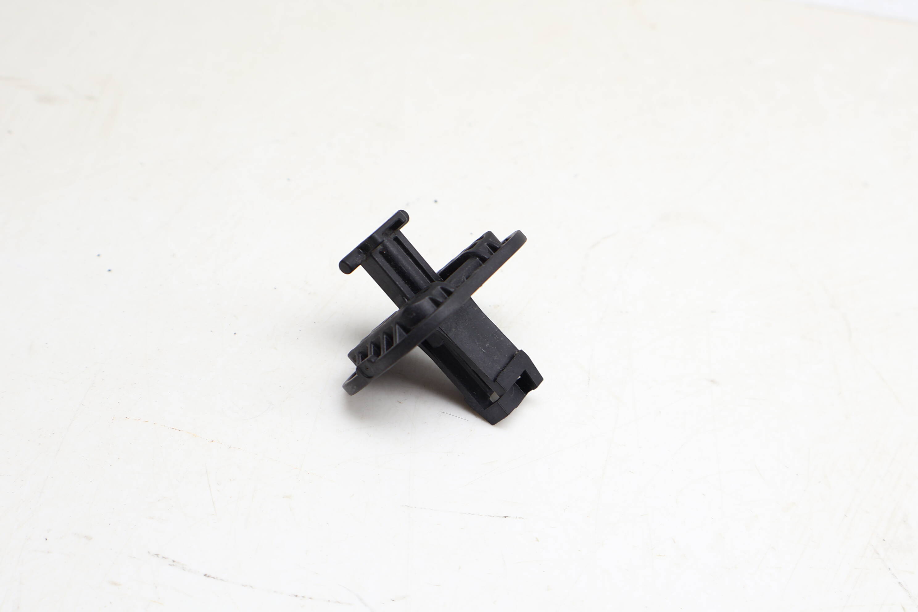 Radiator Mount / Bracket / Clip 1EA121095