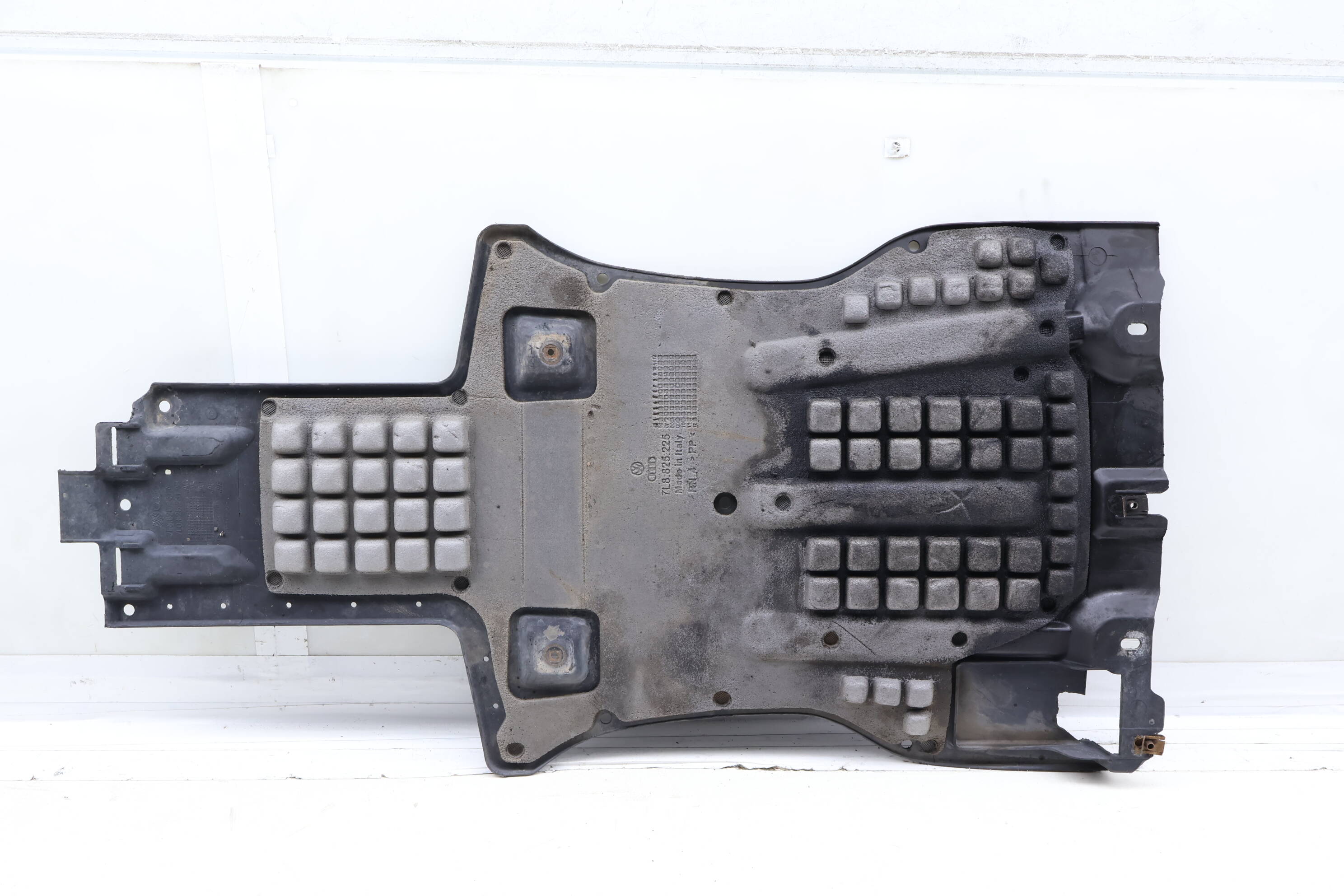 Audi Center Belly Pan / Skid Plate / Sound Baffle (Q7) 7L8825231A