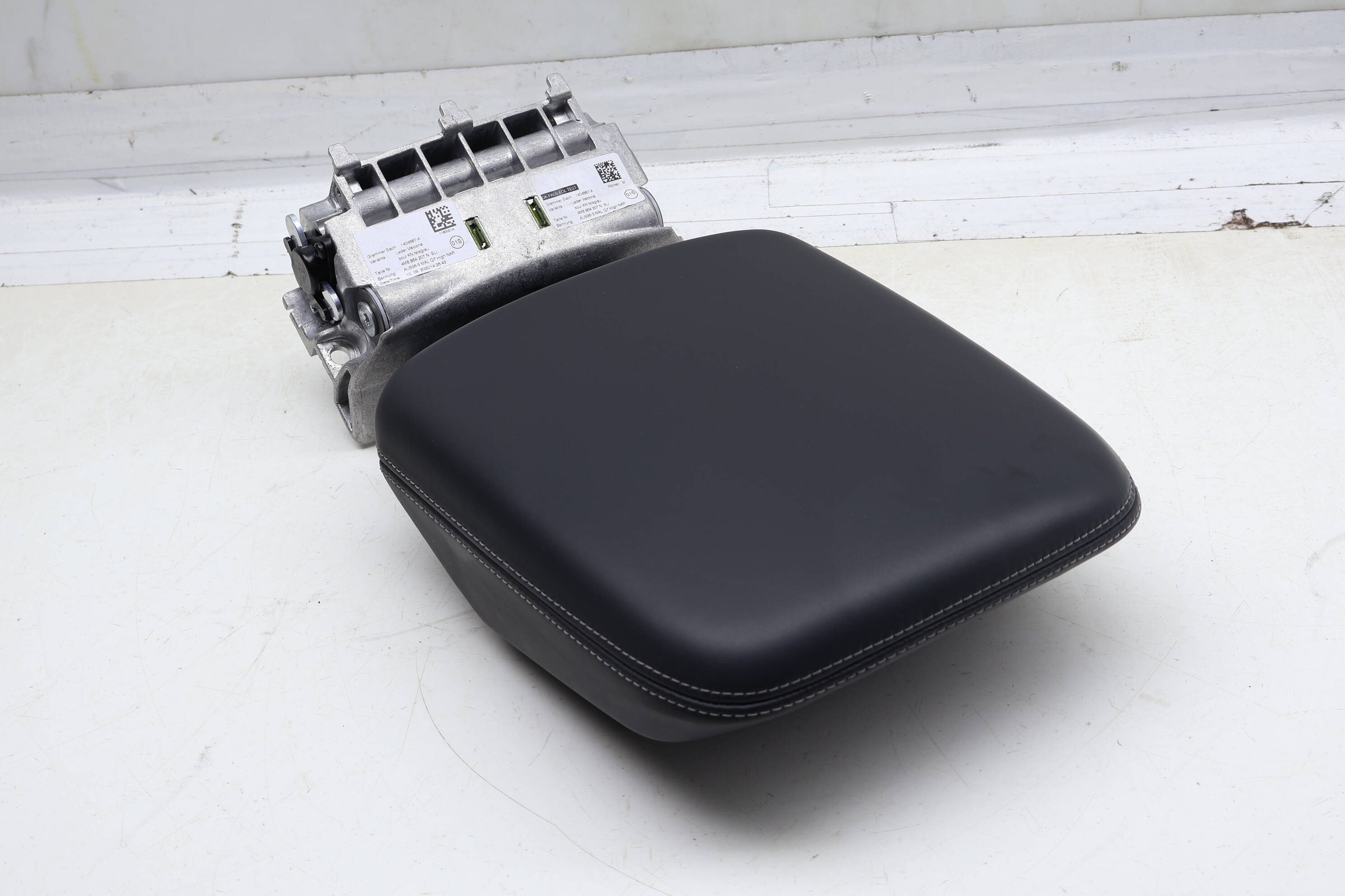 Center Console Armrest / Arm Rest 4M8864207N