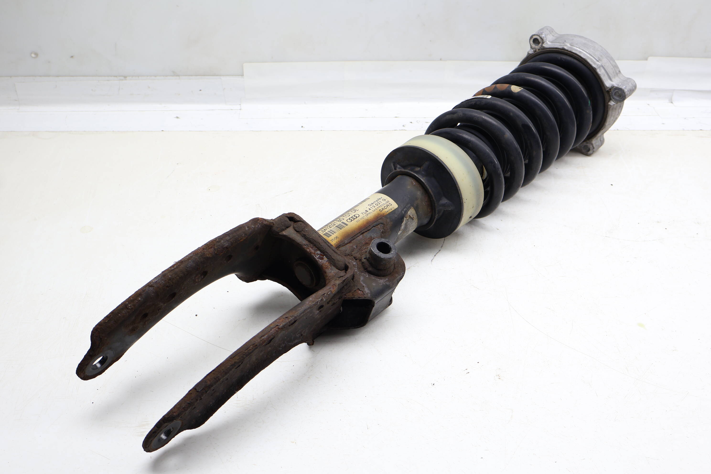 Strut&#x20;&#x2F;&#x20;Shock&#x20;Absorber&#x20;Assembly&#x20;7L8413031G