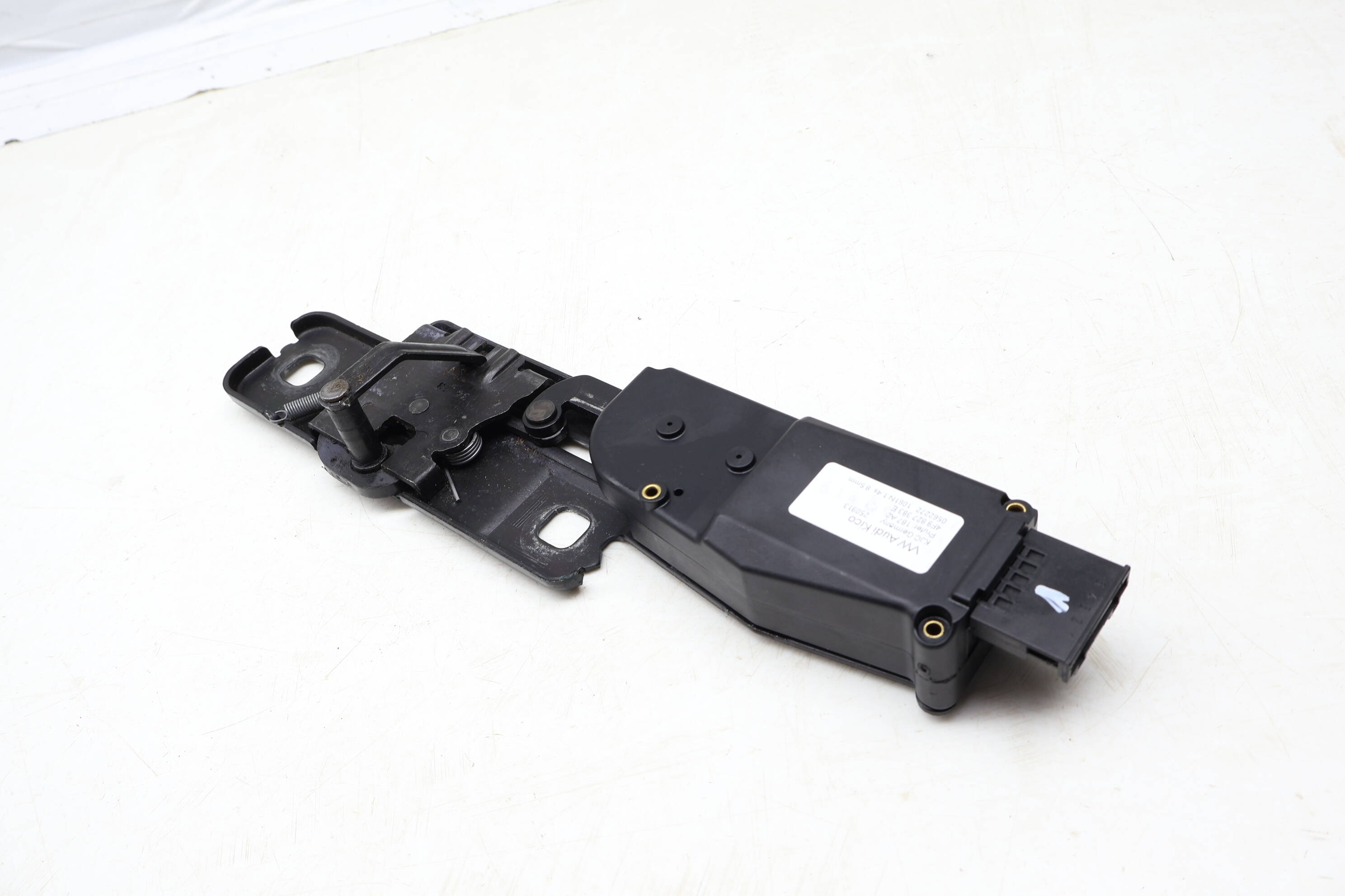 Trunk Latch Striker Plate / Motor 4F9827383E