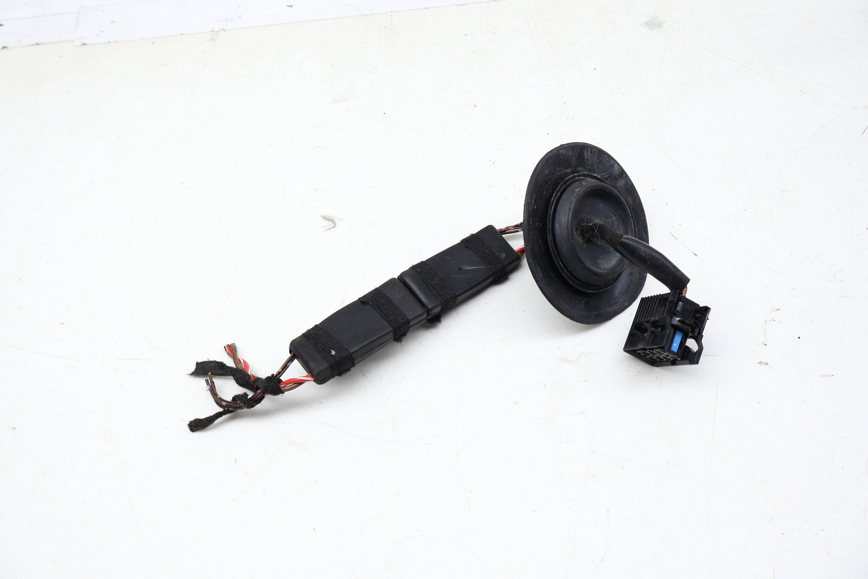 In-Tank Fuel Pump Wiring Harness Connector / Pigtail 61131387190