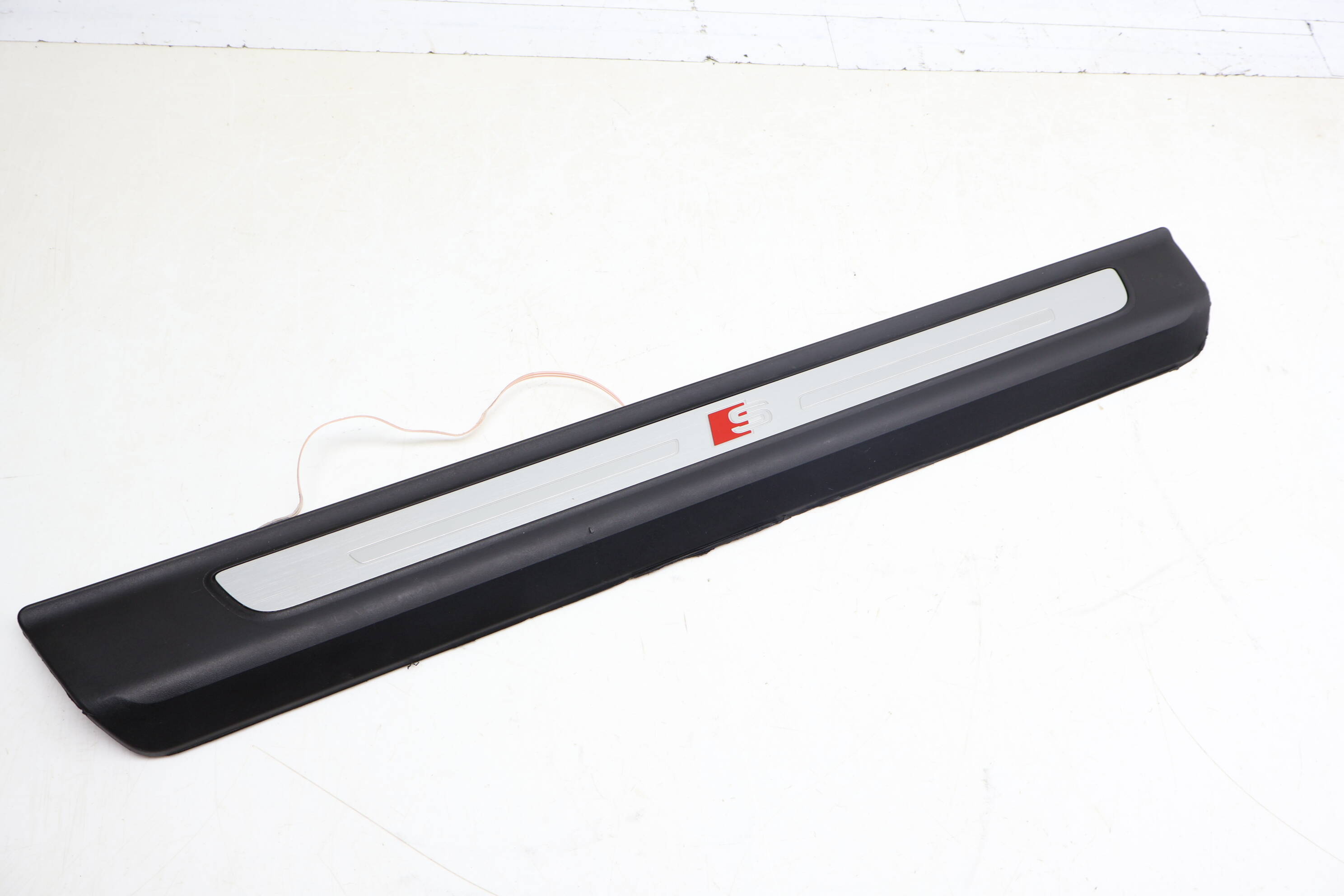 Illuminated Door Sill / Scuff Plate (S) 4M8947406A