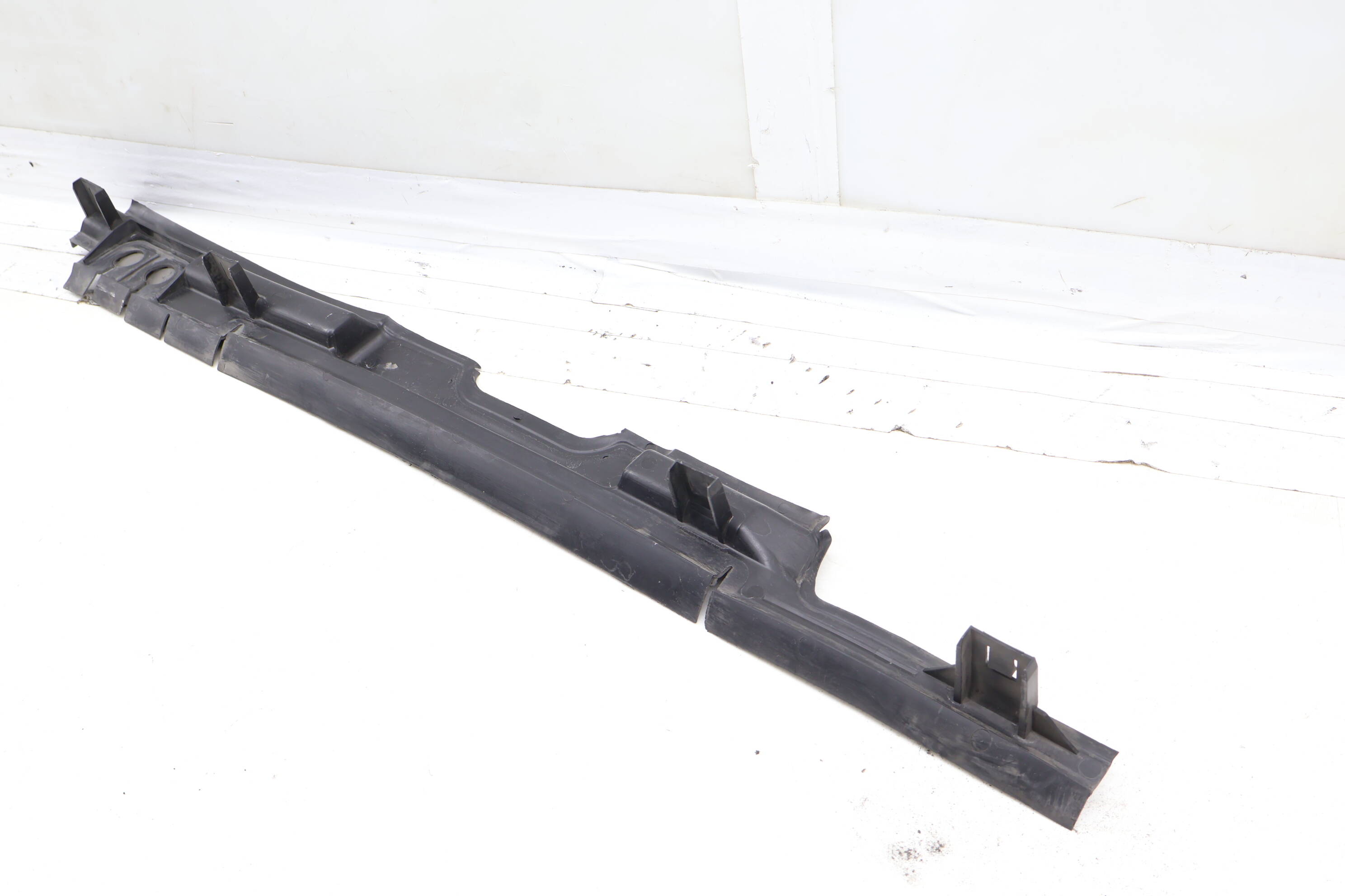 Upper Core / Radiator Support Cover 8R0121292B