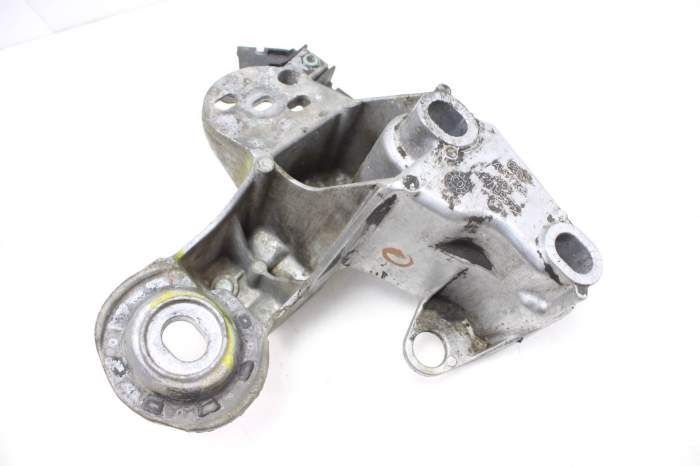 2.7 Engine / Motor Mount Bracket 4Z7199352 main product photo